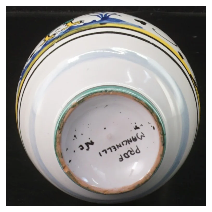 Dekorativ keramisk kande med låg (str. 14 cm)