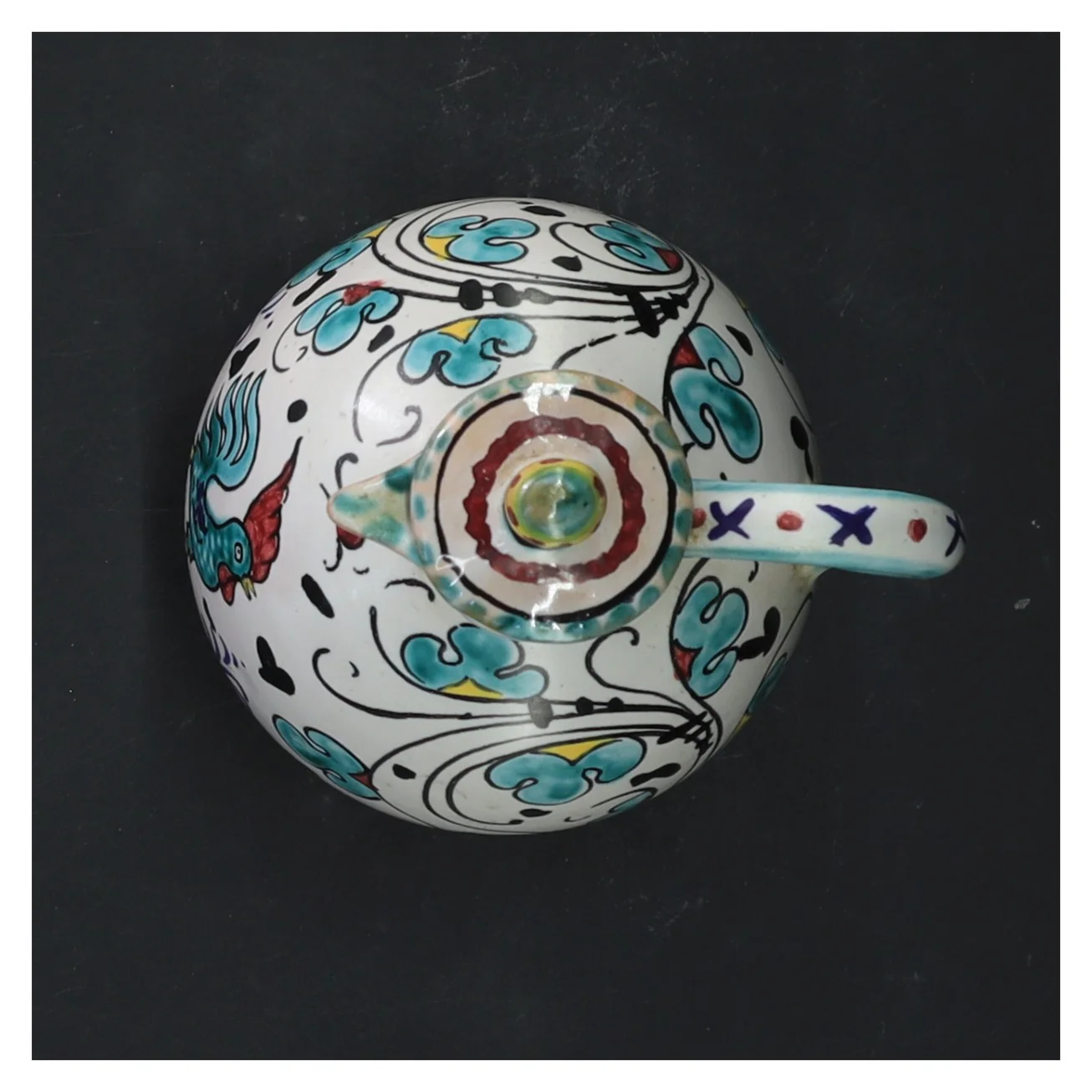 Dekorativ keramisk kande med låg (str. 14 cm)