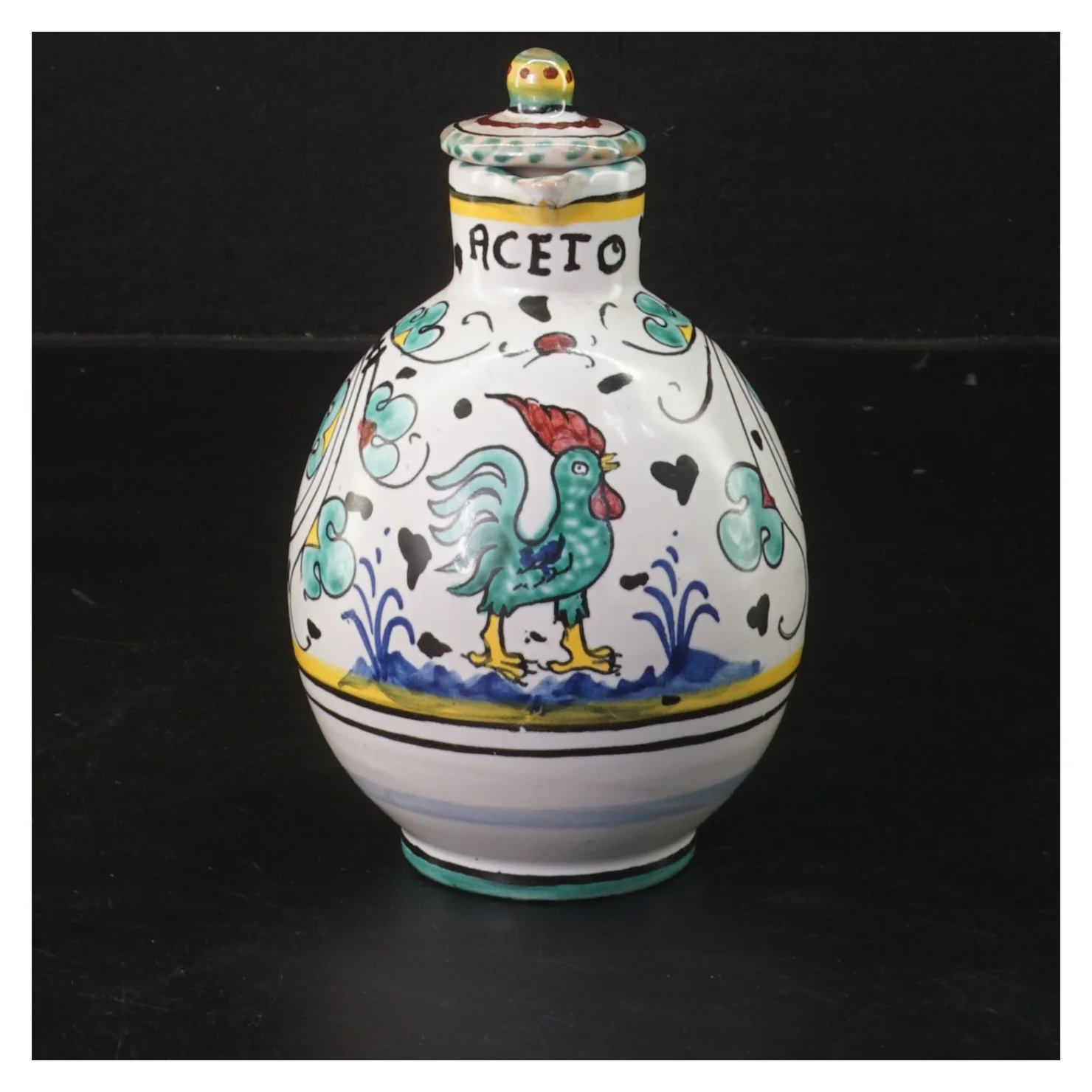 Dekorativ keramisk kande med låg (str. 14 cm)