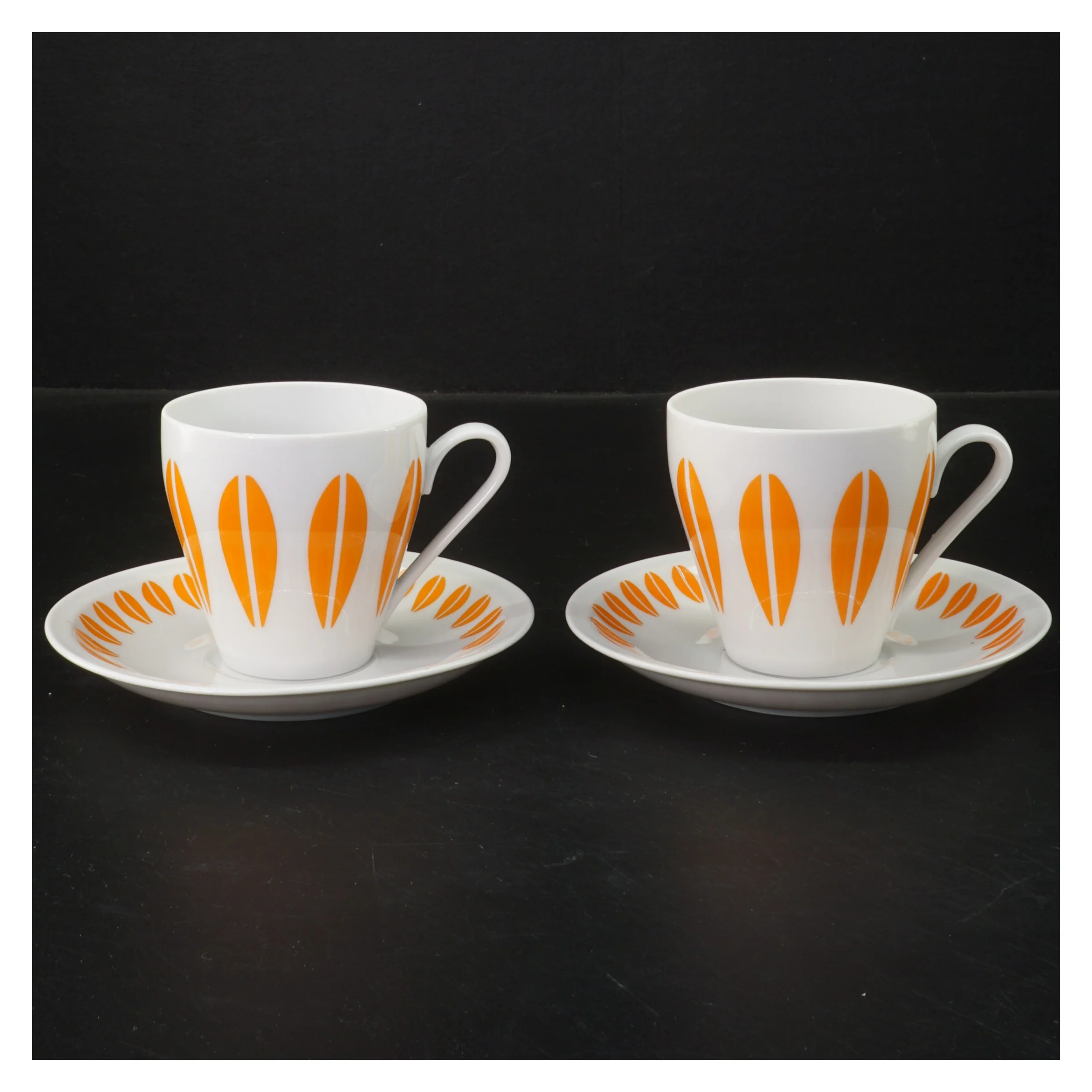 Originale Lotus Lyngby kaffekopper med underkopper. Flot stand (str. 2 styk, ø 13 og 7,5 cm)
