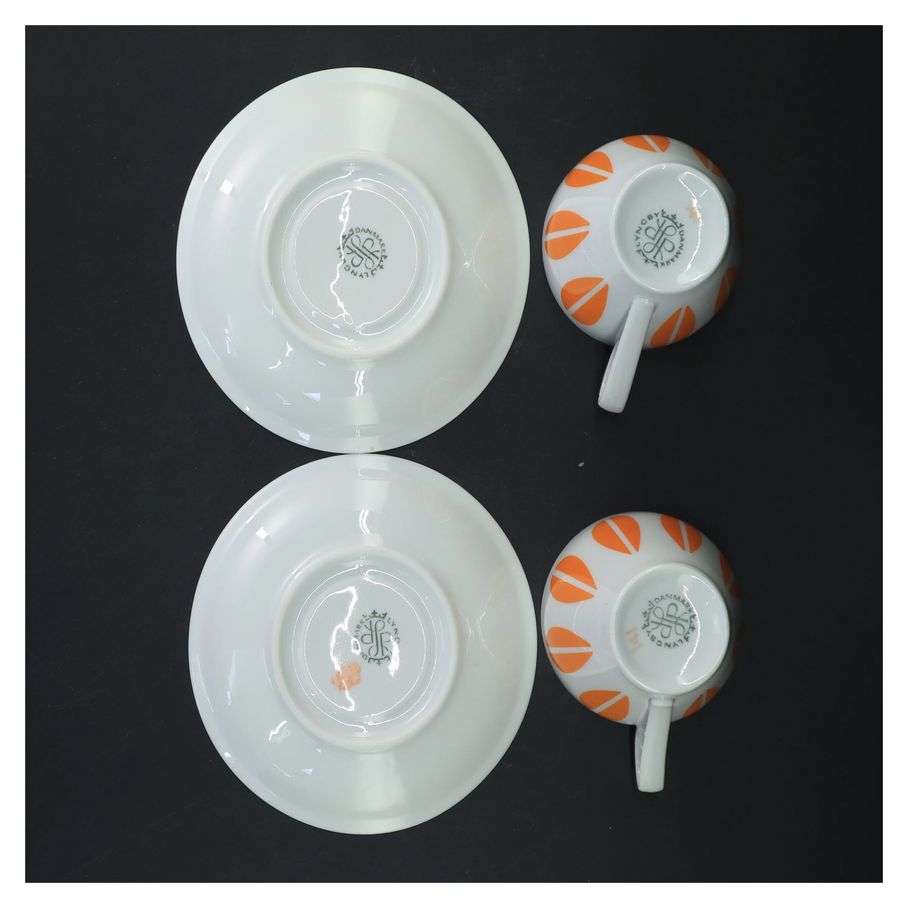 Originale Lotus Lyngby kaffekopper med underkopper. Flot stand (str. 2 styk, ø 13 og 7,5 cm)