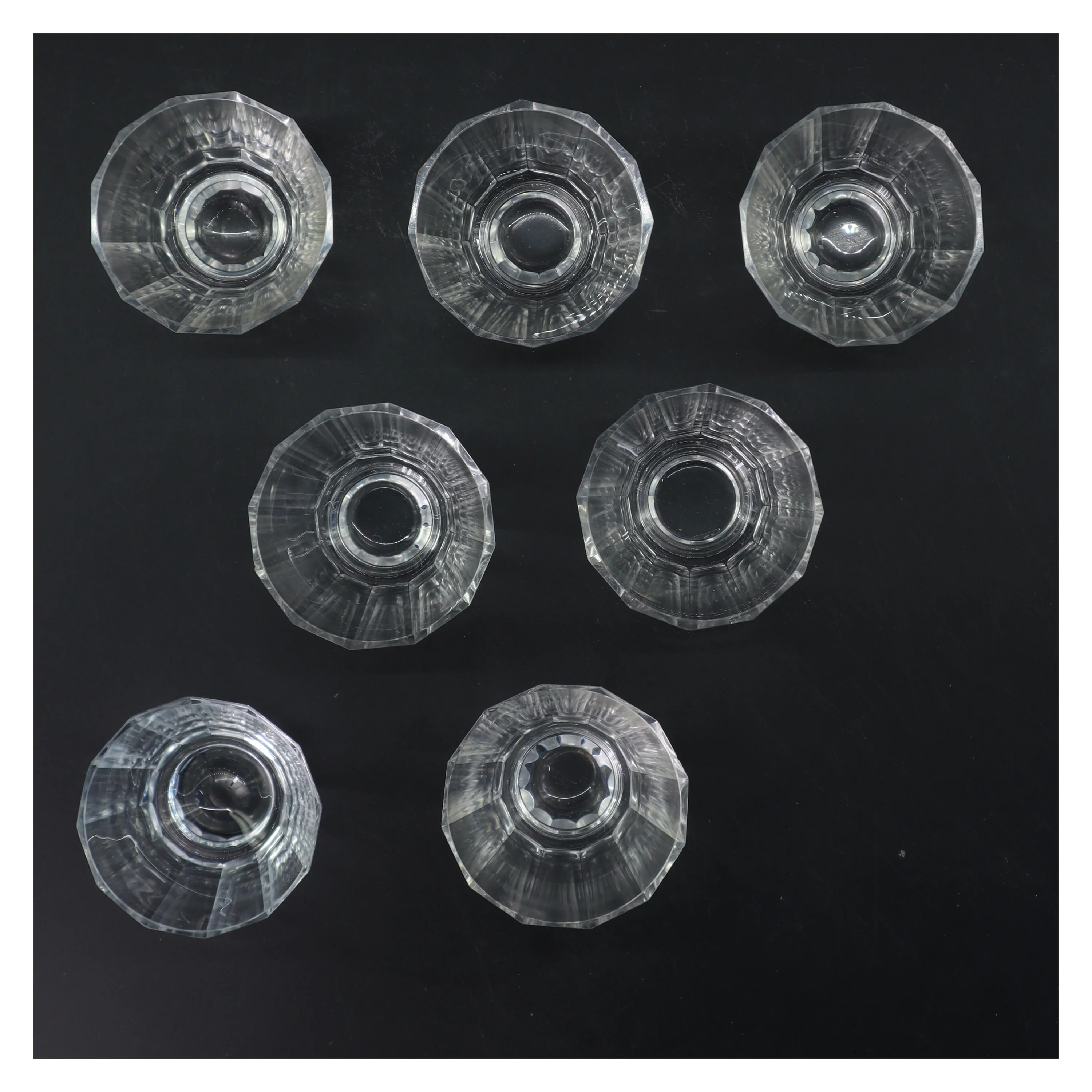 Sæt af 7 glasskåle perfekte til desserter (str. 7 stk Ø 7,5 cm længde 7 cm)