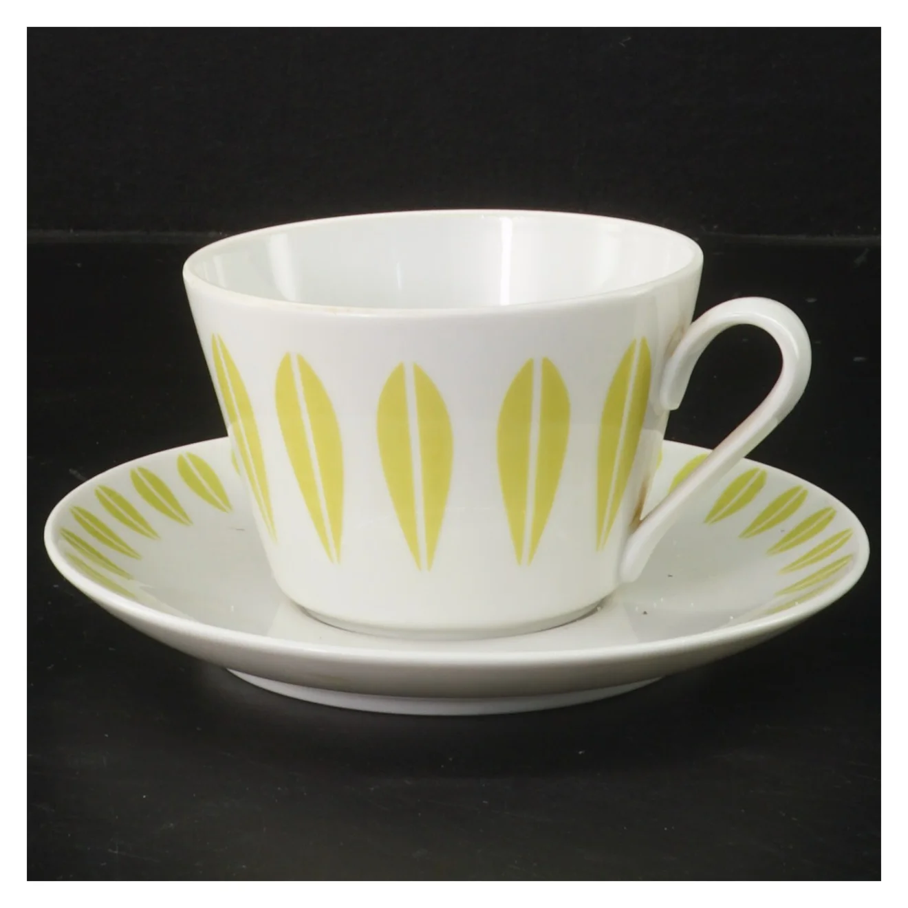 Kaffekop med underkop fra Lotus Lyngby, flot stand (str. Ø 15 og 9,5 cm)