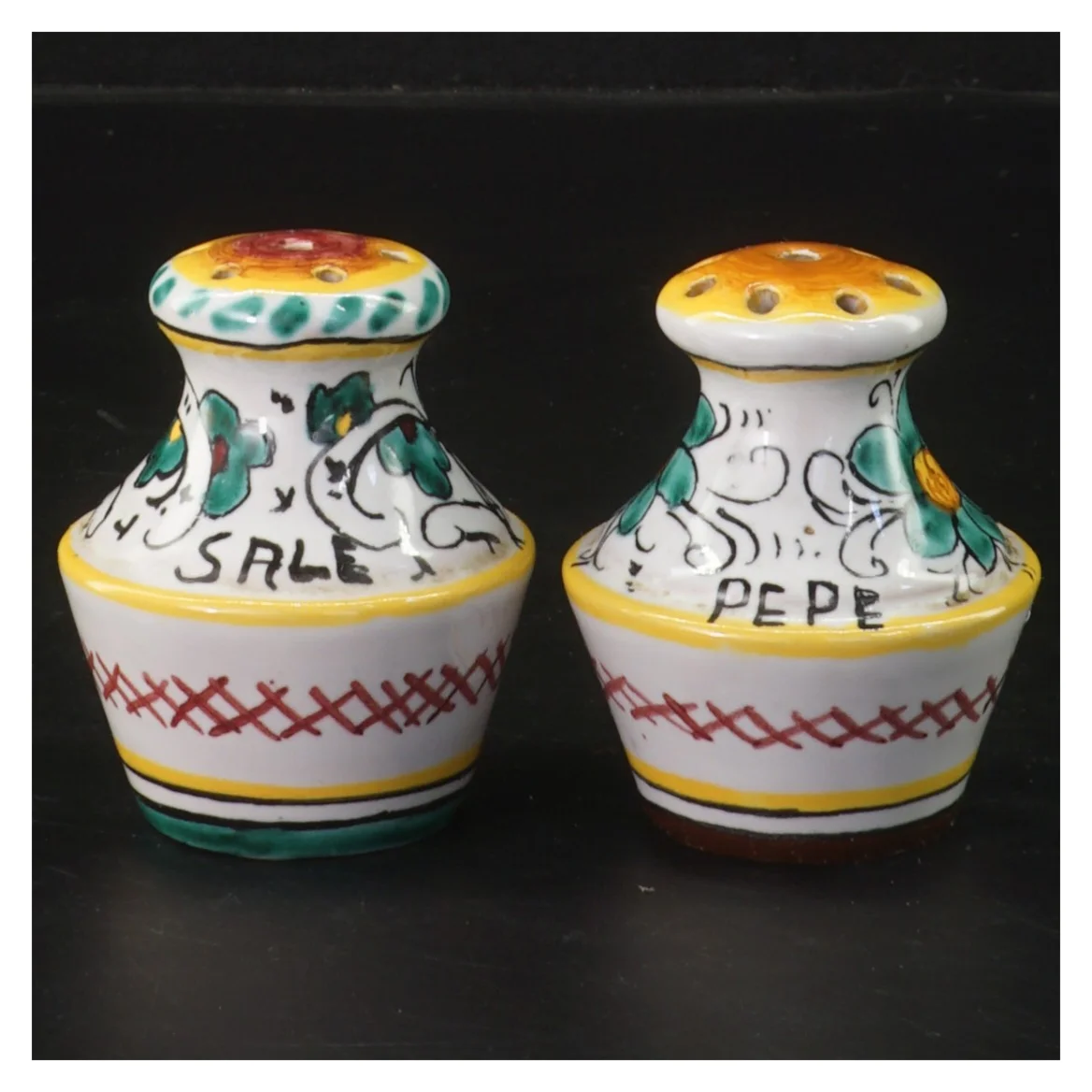 Keramiske salt- og peberbøsser (str. 7x5,5 cm)