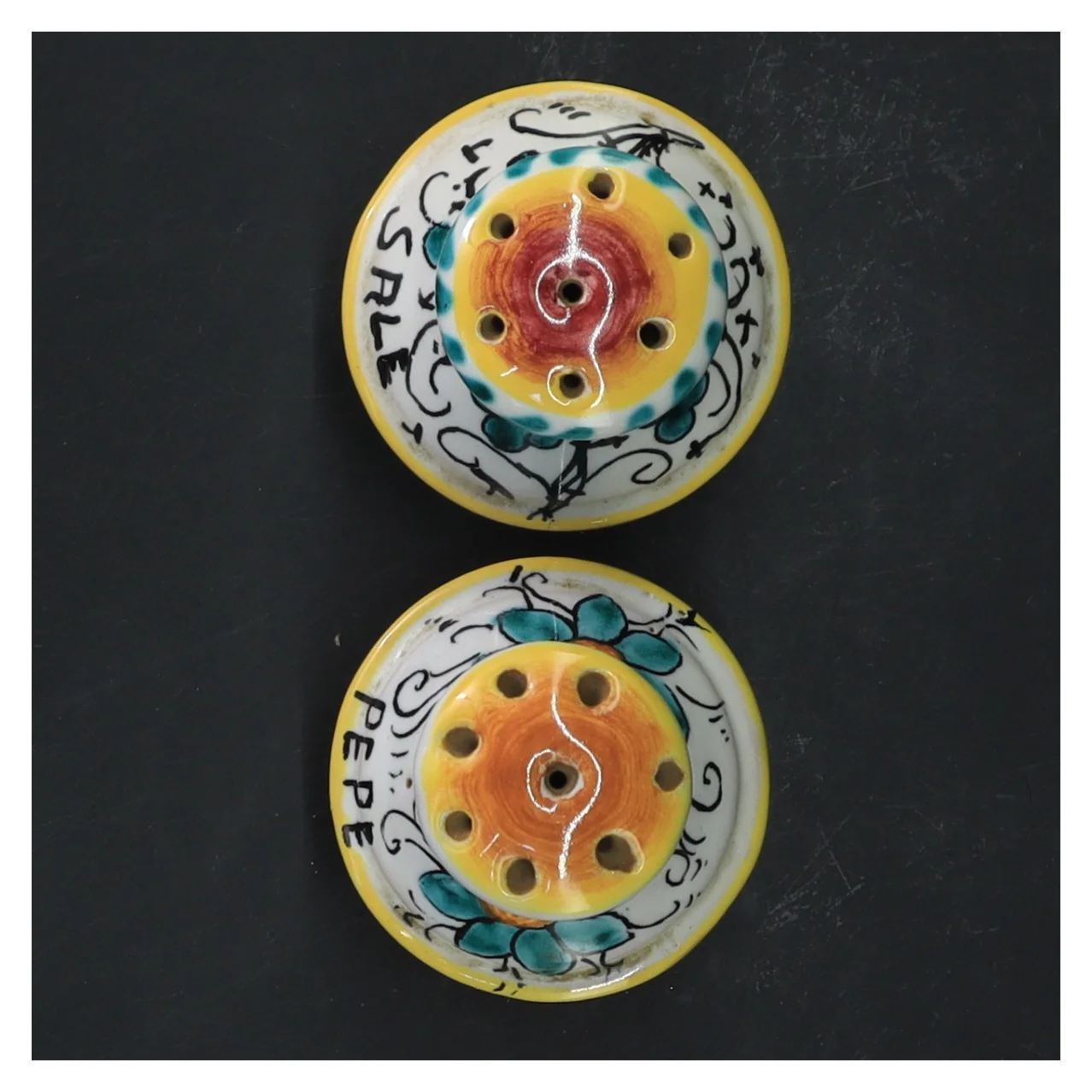 Keramiske salt- og peberbøsser (str. 7x5,5 cm)