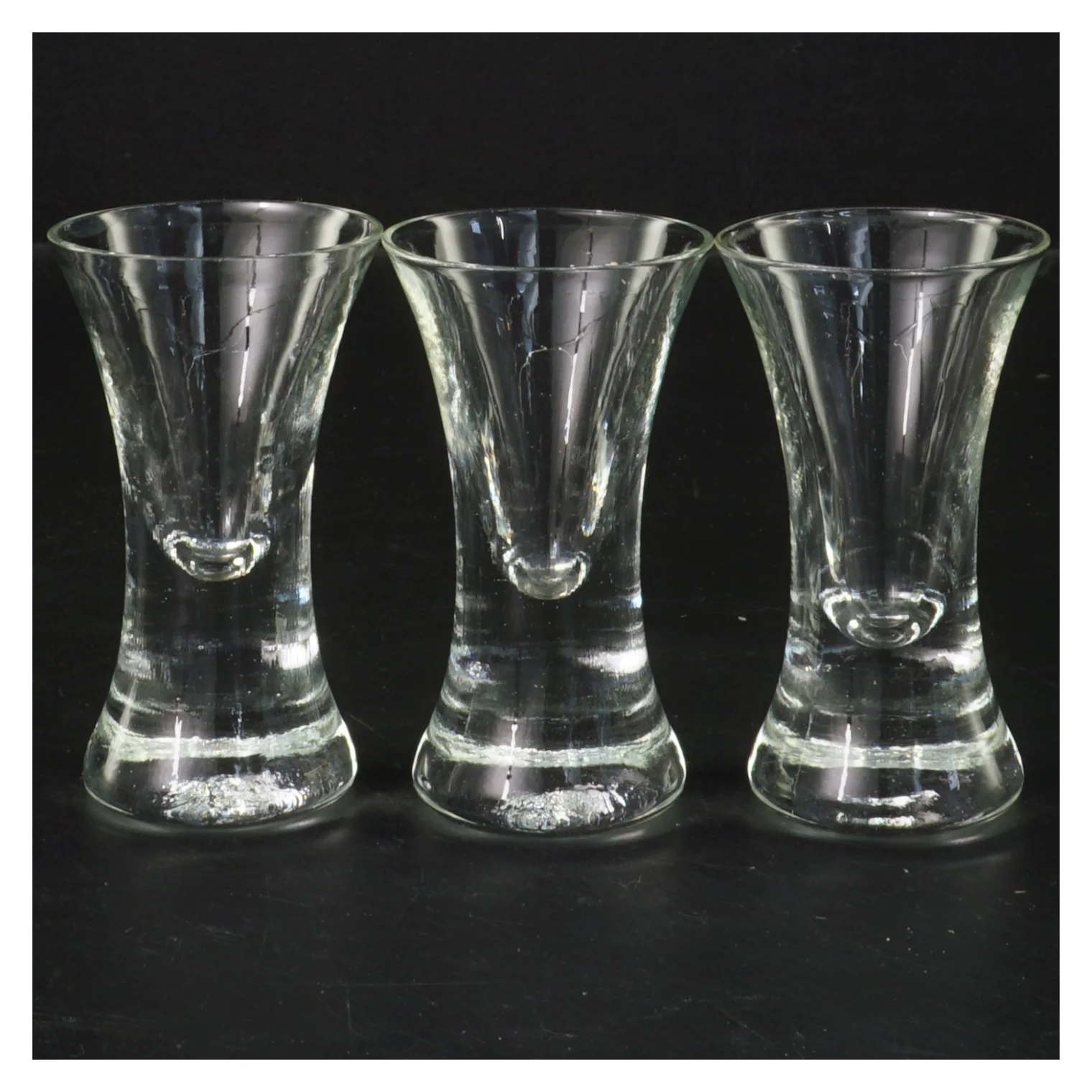 S&aelig;t af tre sm&aring; glas til shots eller snaps(str. 9x5,5 cm)