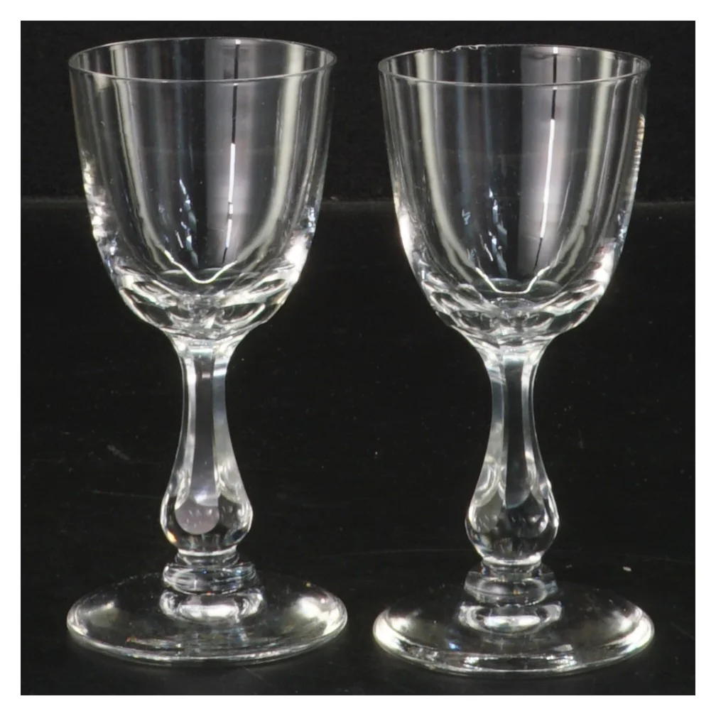 To snapseglas med flot stilk (str. 10x4,5 cm)