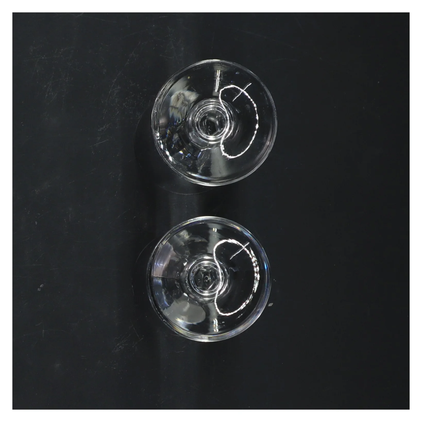 To snapseglas med flot stilk (str. 10x4,5 cm)