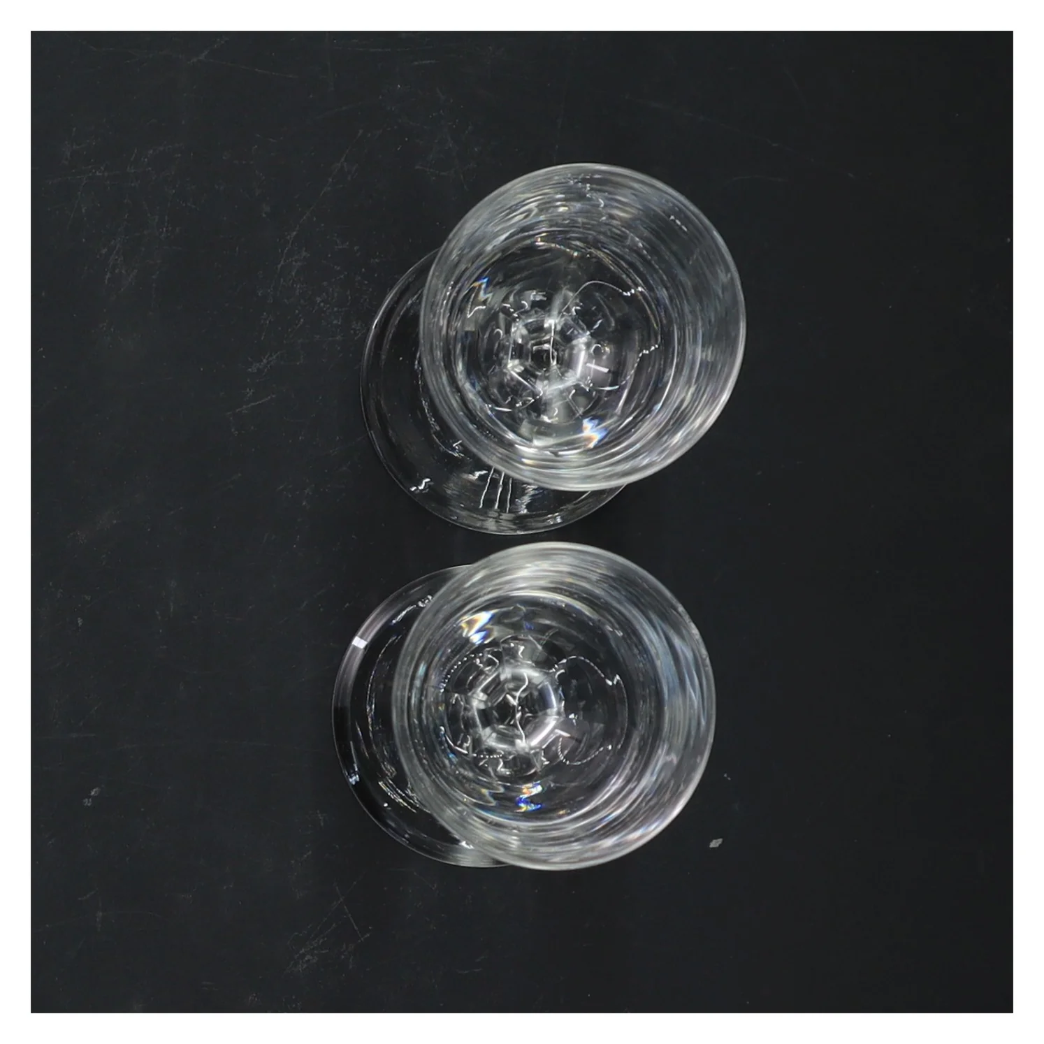 To snapseglas med flot stilk (str. 10x4,5 cm)