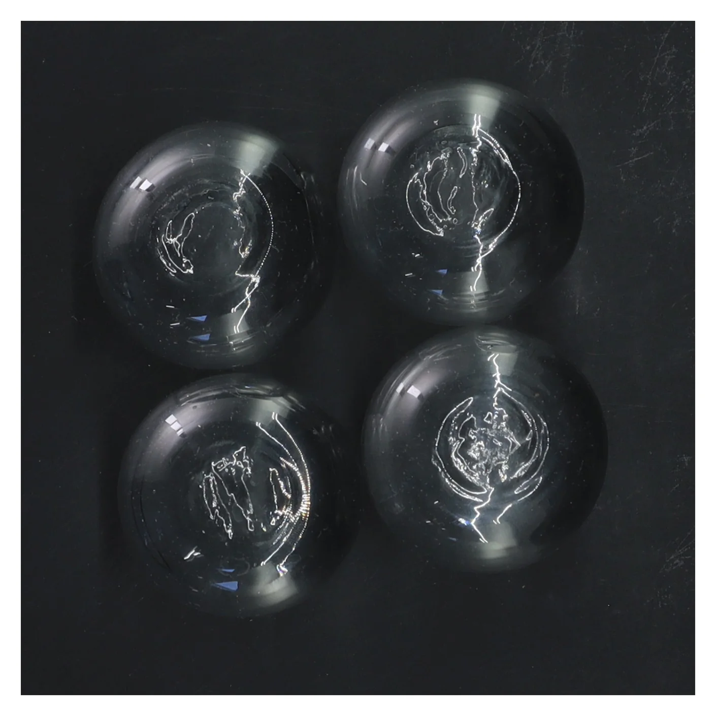 Sæt af 4 flotte runde glas med unikt mønster i bunden(str. 4 stk Ø 4,5 cm længde 5,5 cm)