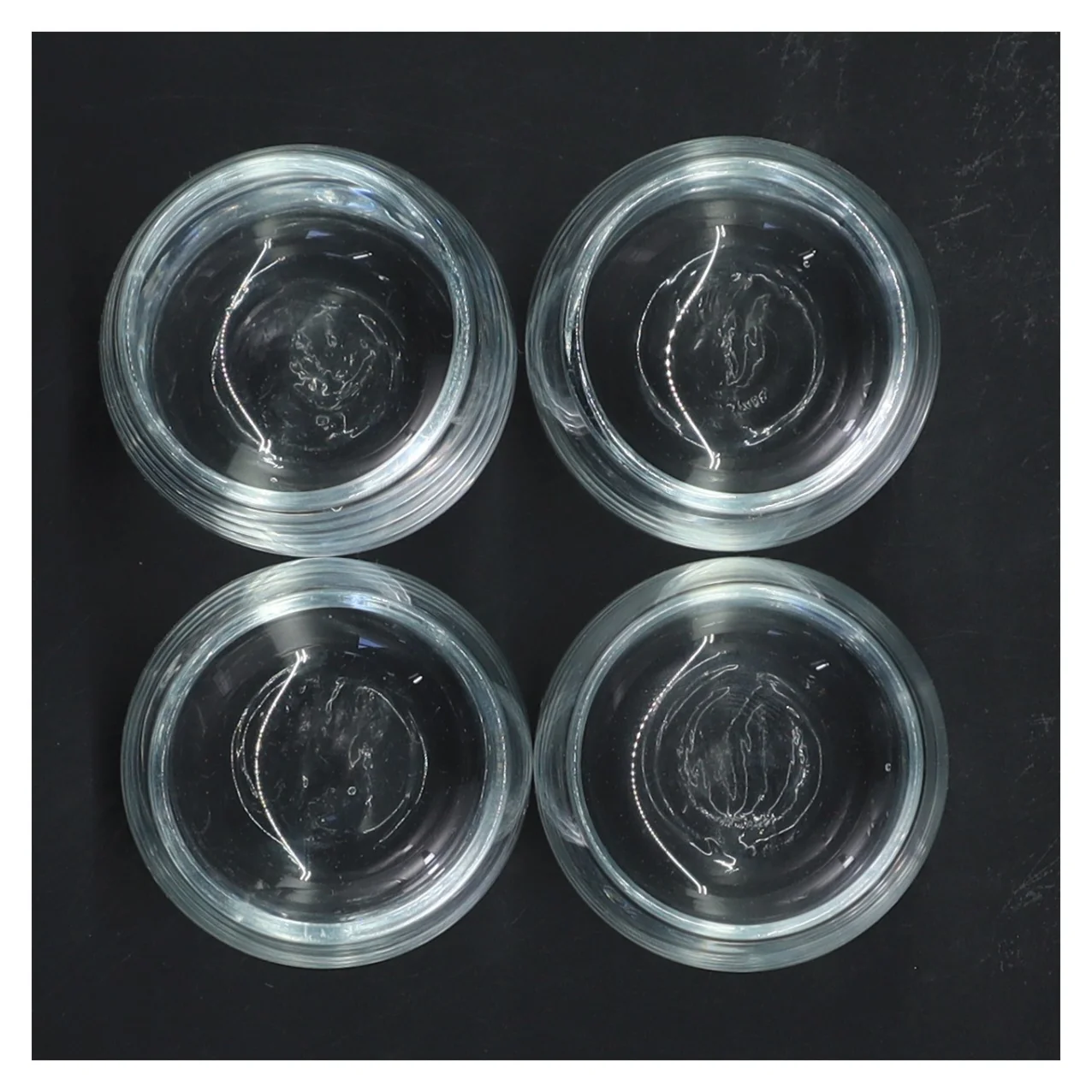 Sæt af 4 flotte runde glas med unikt mønster i bunden(str. 4 stk Ø 4,5 cm længde 5,5 cm)