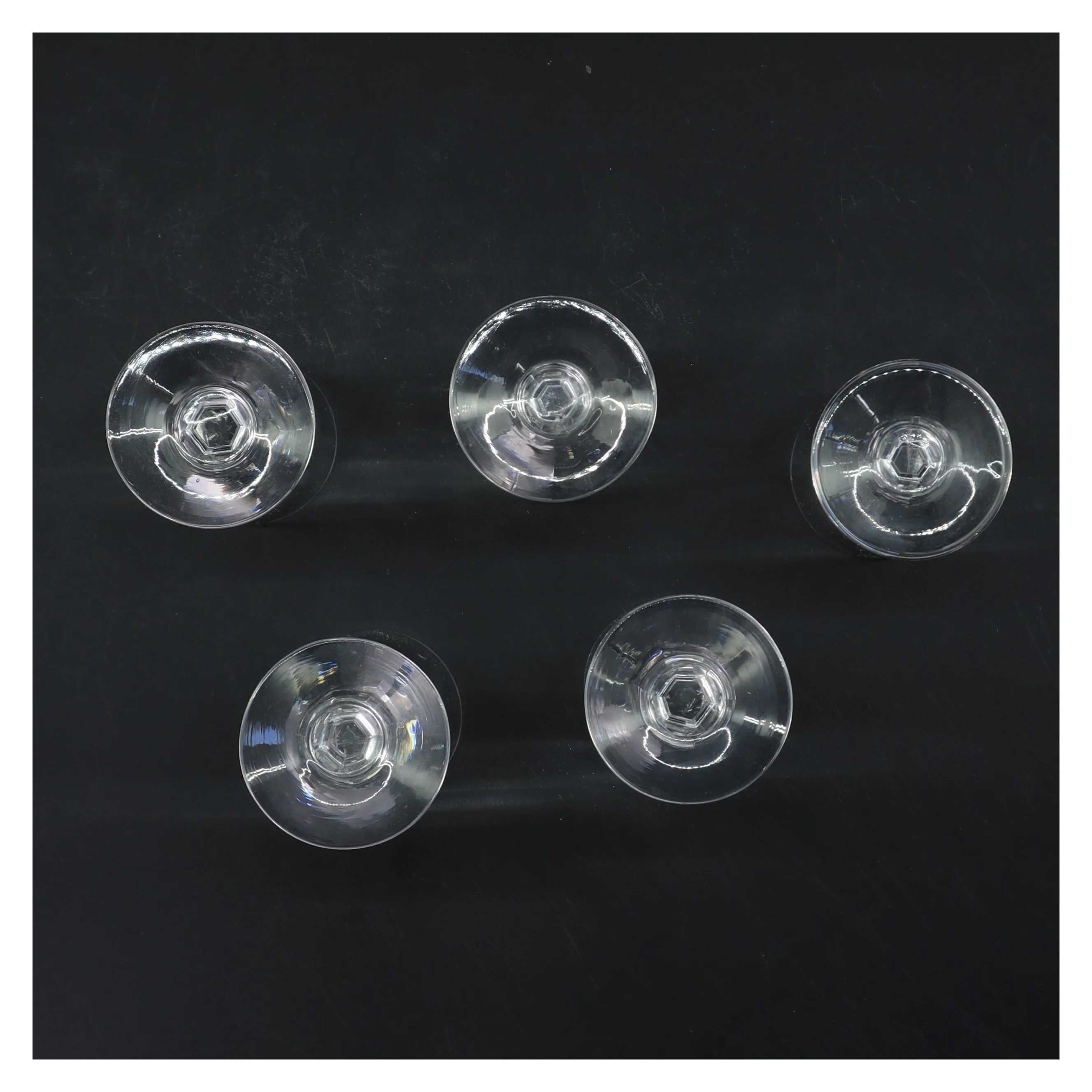 Sæt med fem vinglas (str. 5 stk Ø 5 cm længde 11 cm)