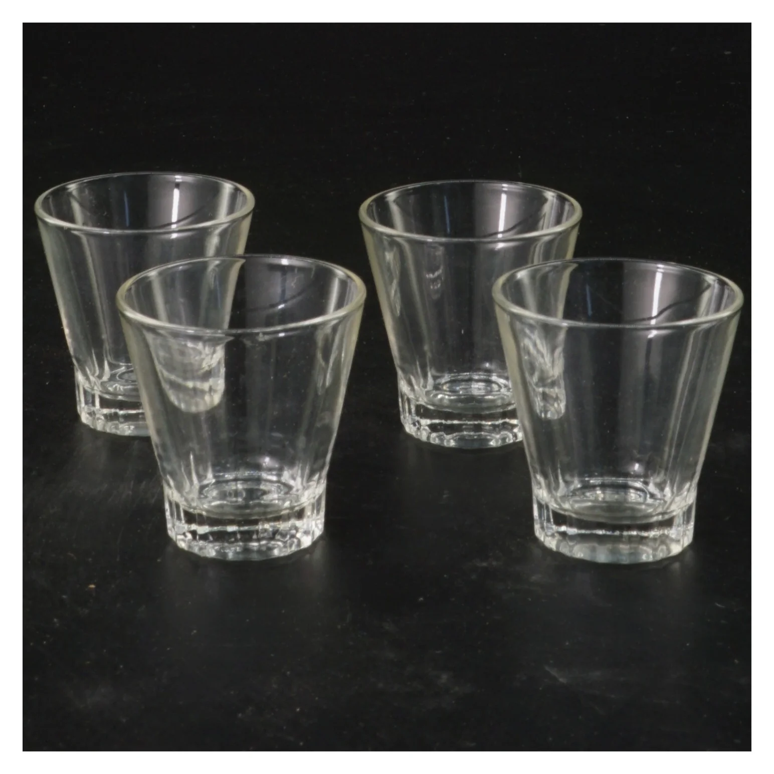 Sæt af fire glas (str. 4 stk Ø 5 cm længde 5 cm)