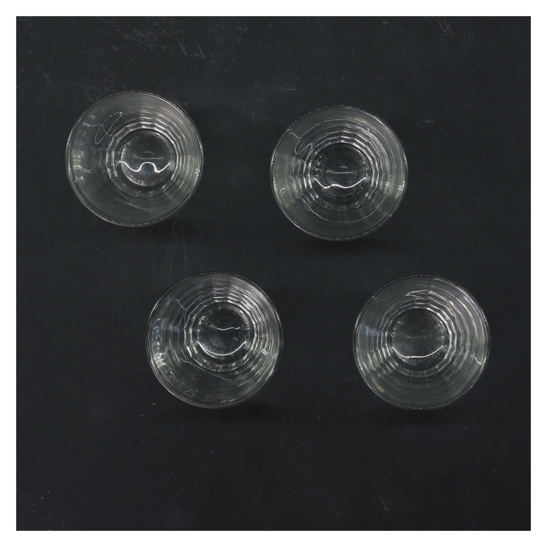 Sæt af fire glas (str. 4 stk Ø 5 cm længde 5 cm)