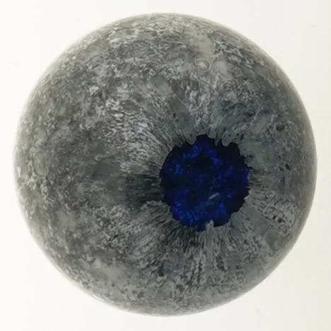 Mørk dekorationskugle i marmor/granit med mønstret overflade (str. Ø 8 cm)