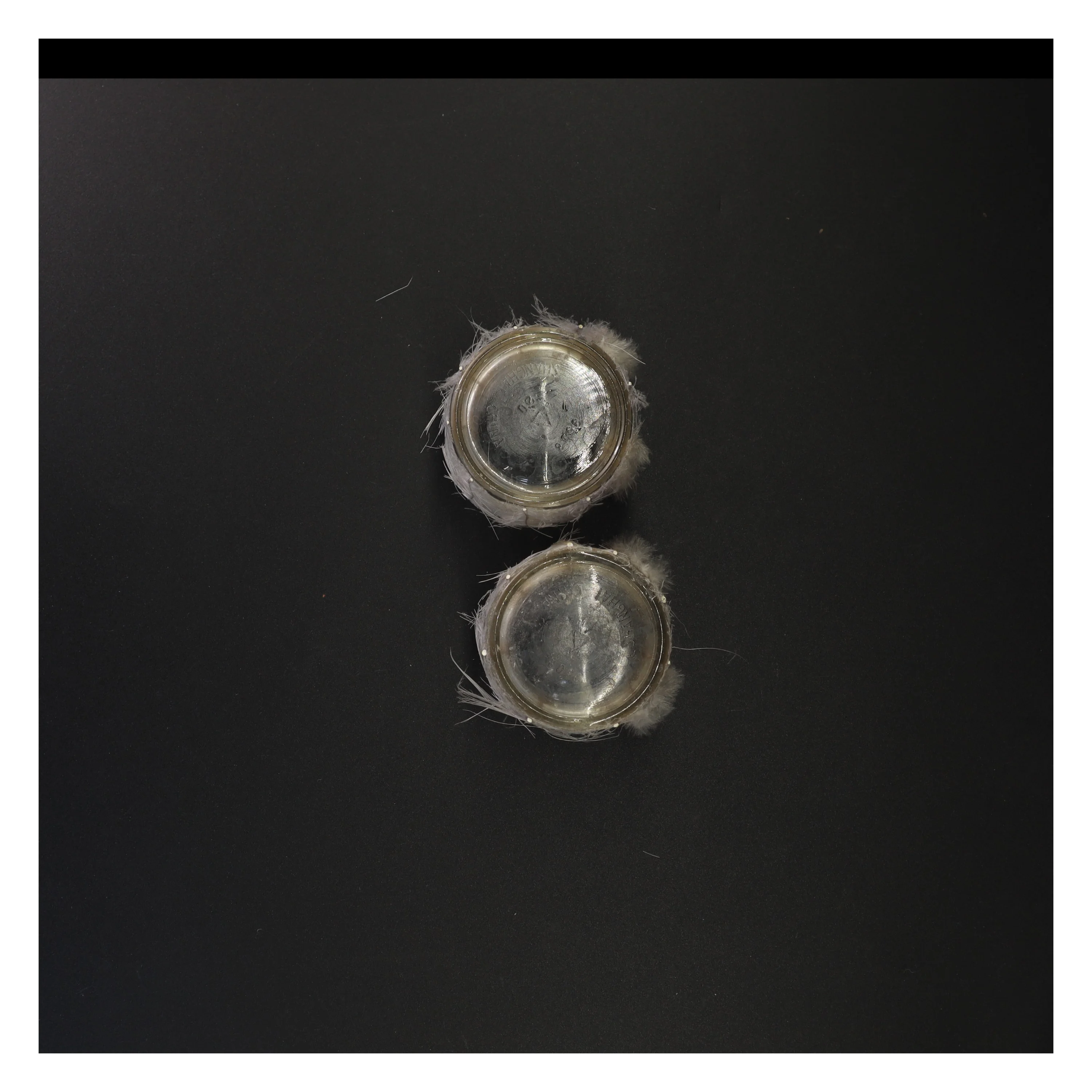 Fjerbelagte glaslysestager (str. 8 x 7 cm)