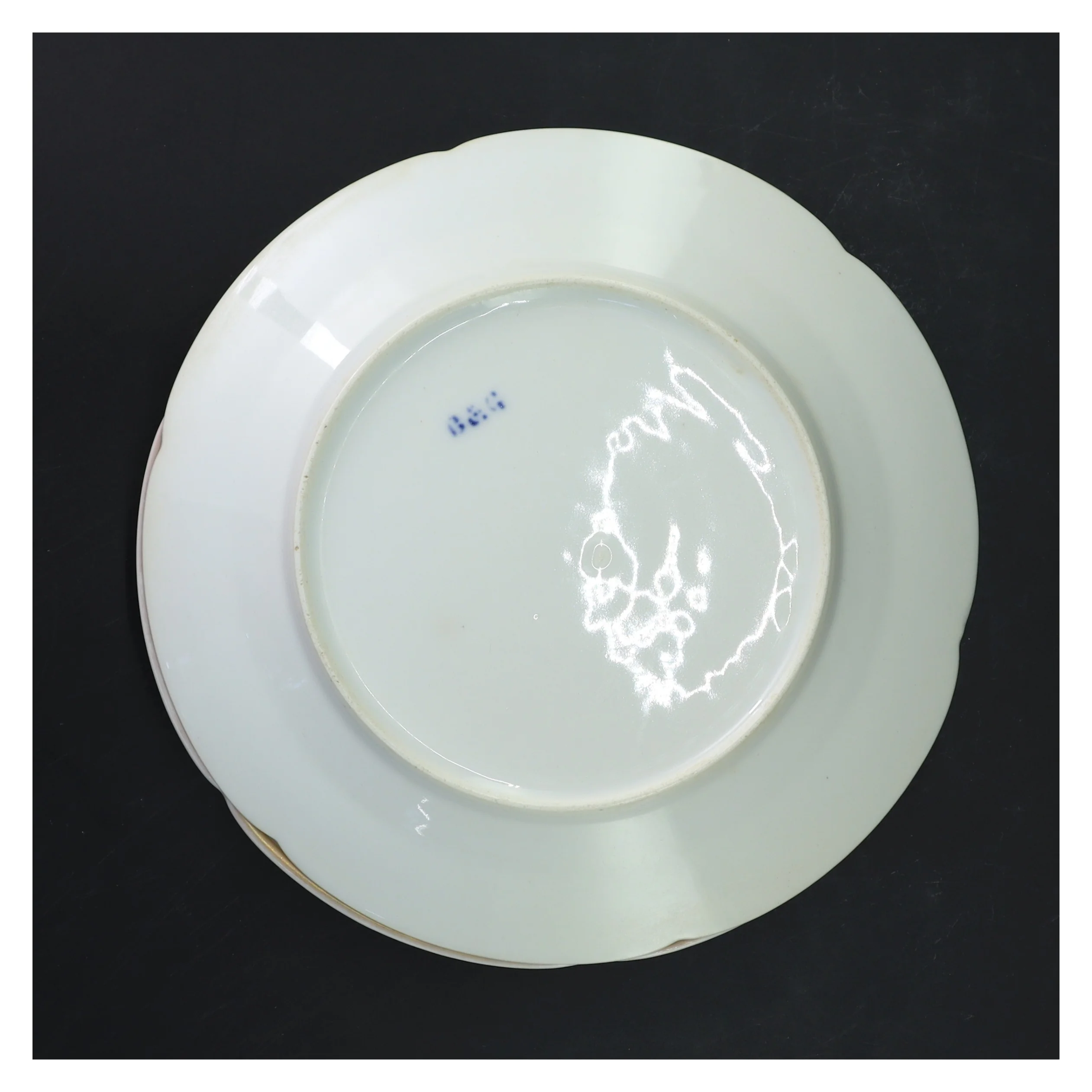 Antikke Bing og Grøndahl Porcelænstallerkener med blomsterdekoration, 2 stk.  (str. Ø 21,5 cm)