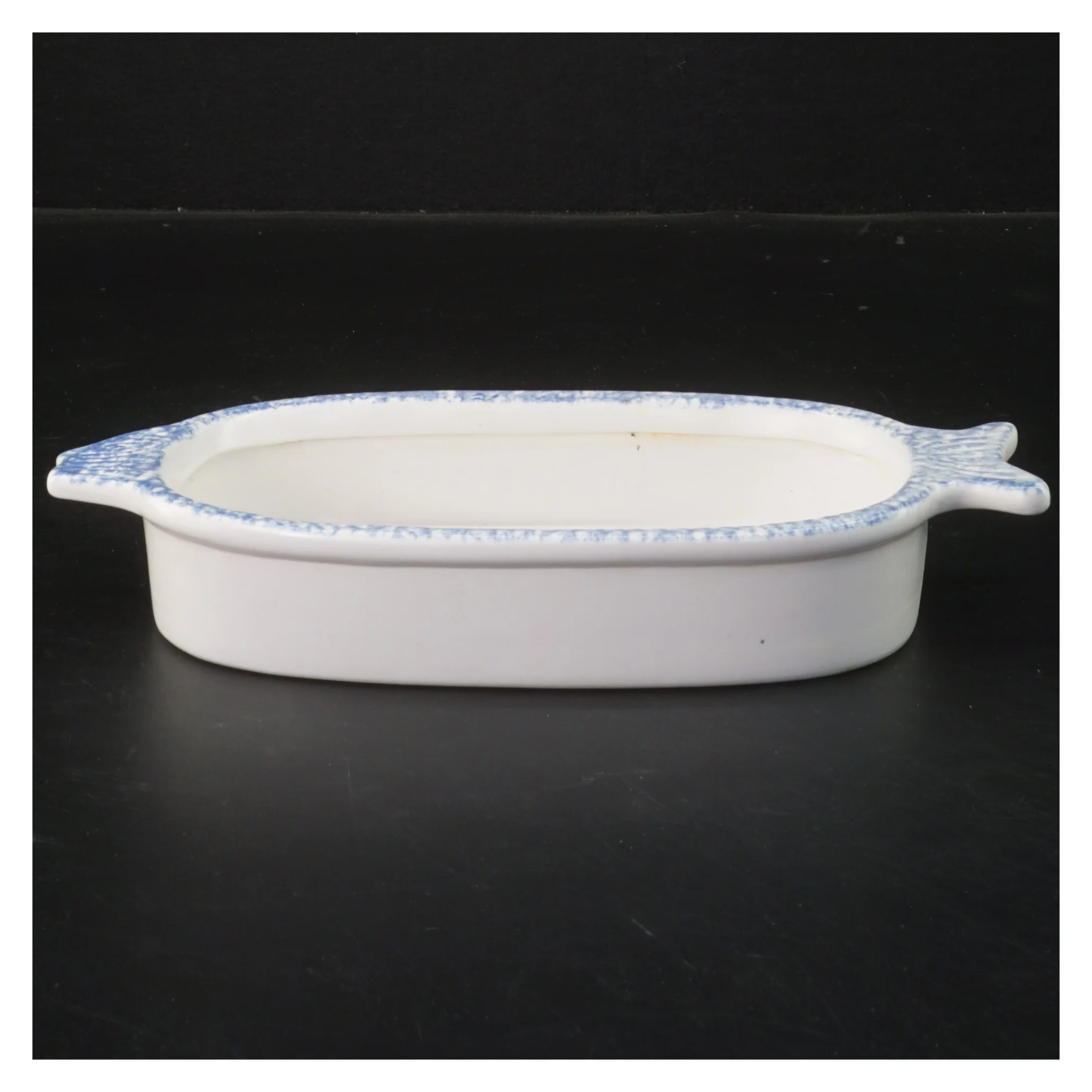 Keramisk fiskeformet fad med blå kant fra Svana's Collection (str. 21x11x3,5 cm)