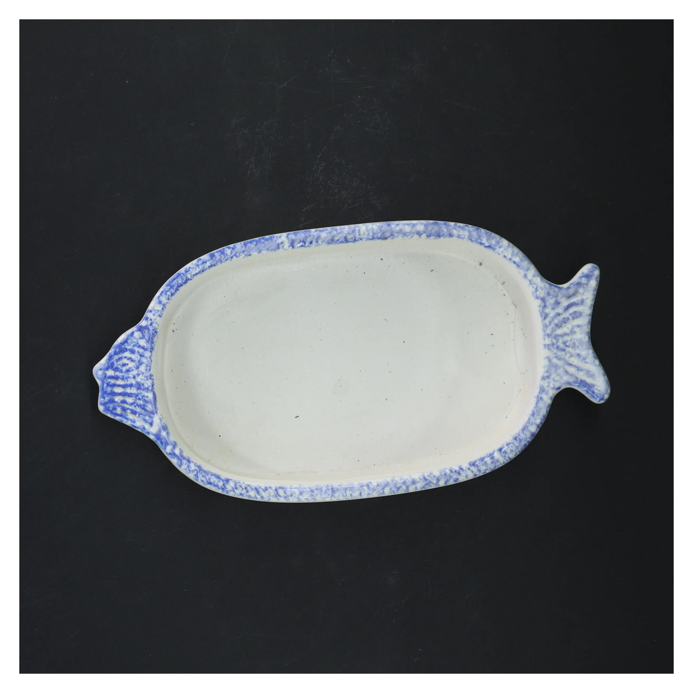 Keramisk fiskeformet fad med blå kant fra Svana's Collection (str. 21x11x3,5 cm)