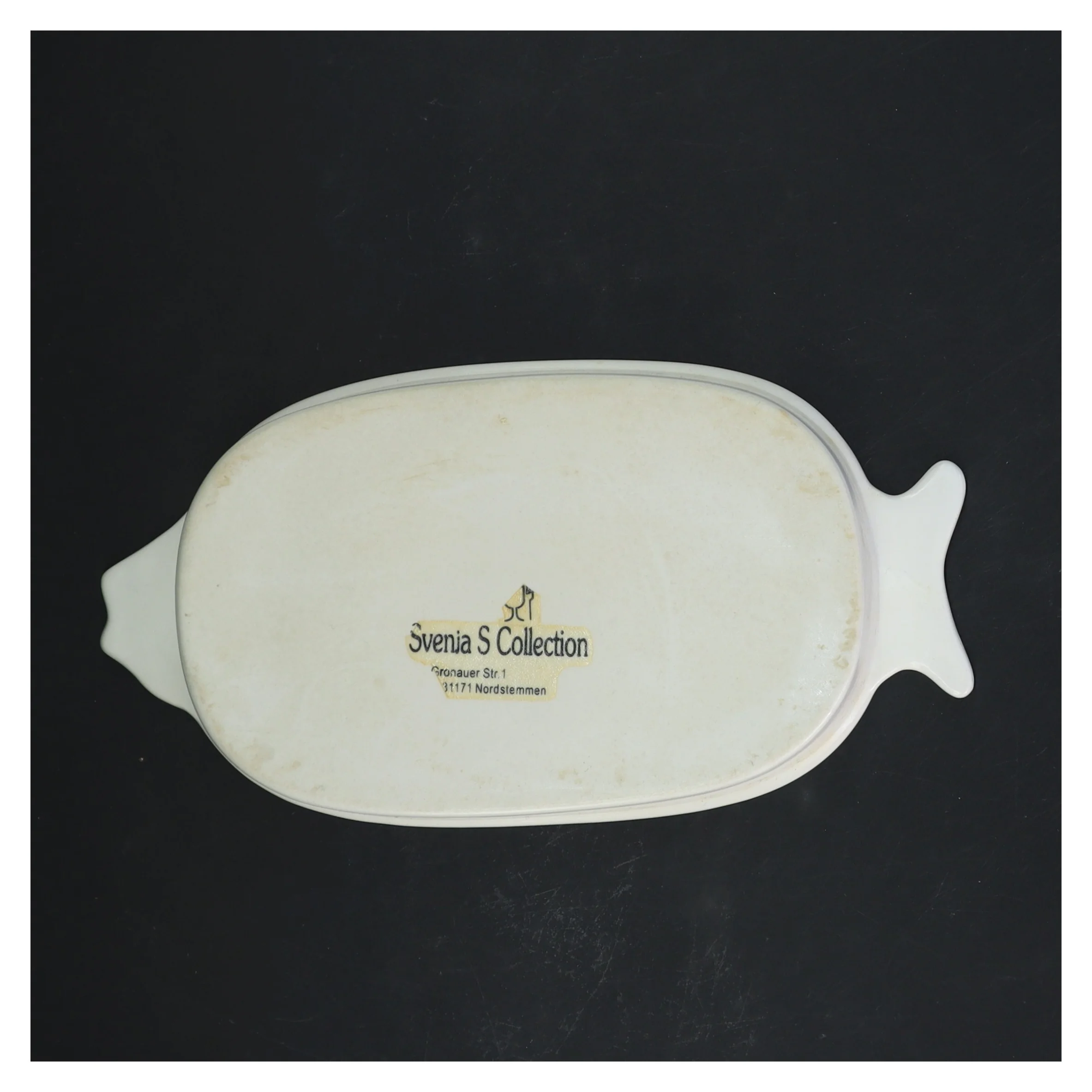 Keramisk fiskeformet fad med blå kant fra Svana's Collection (str. 21x11x3,5 cm)