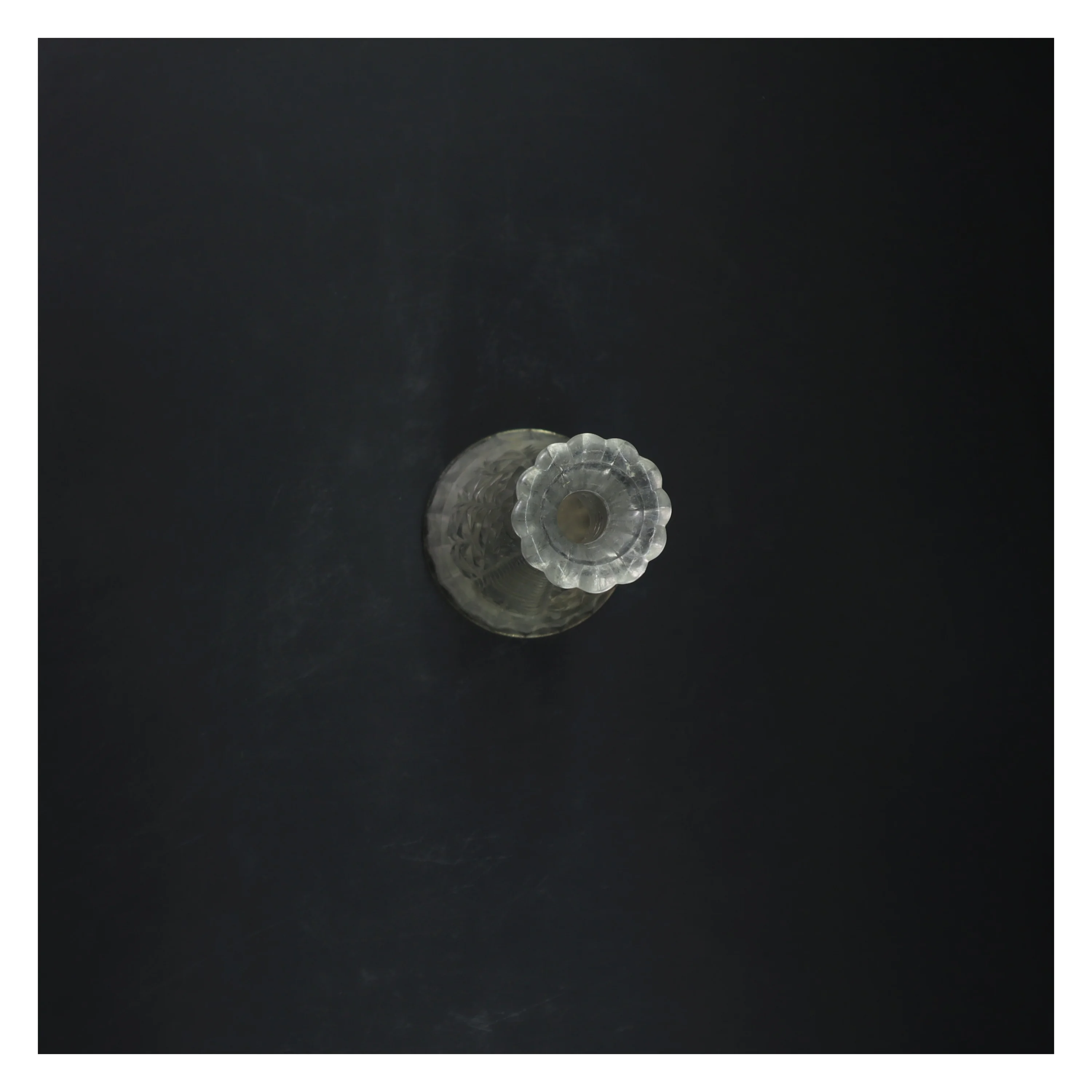 Gammel glasvase med mønster (str. 23 cm)