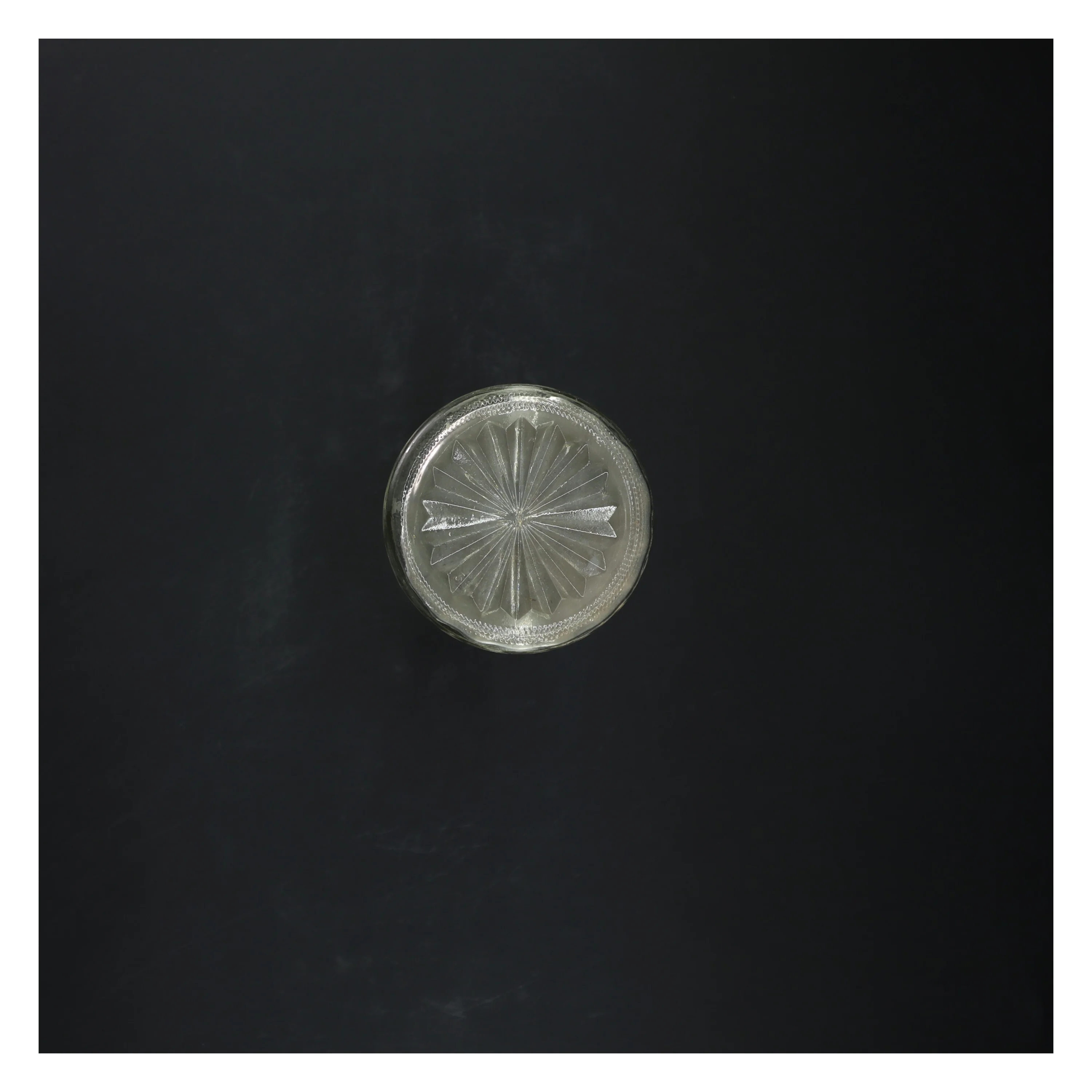 Gammel glasvase med mønster (str. 23 cm)