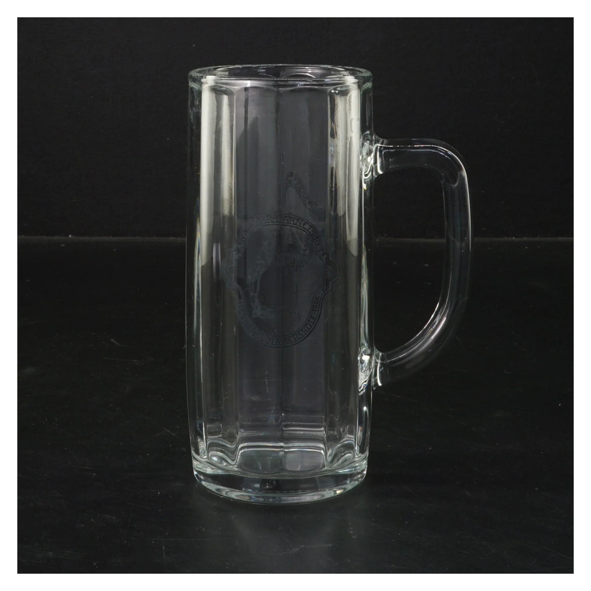 H&oslash;jt krus med hank, oplagt som vase eller til &oslash;l  (str. 15x6,5 cm)