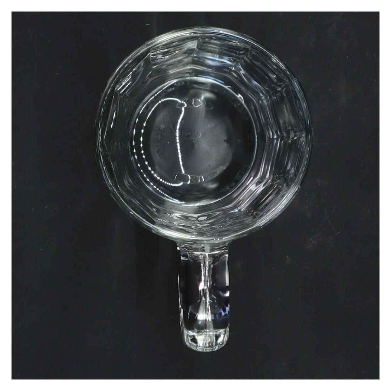 Højt krus med hank, oplagt som vase eller til øl  (str. 15x6,5 cm)