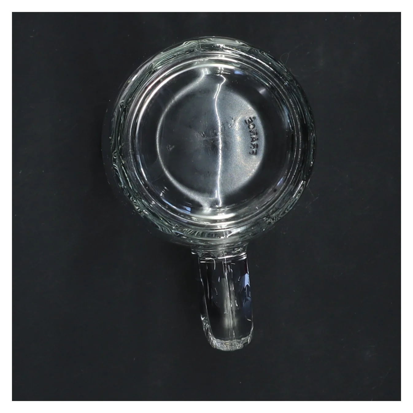 Højt krus med hank, oplagt som vase eller til øl  (str. 15x6,5 cm)