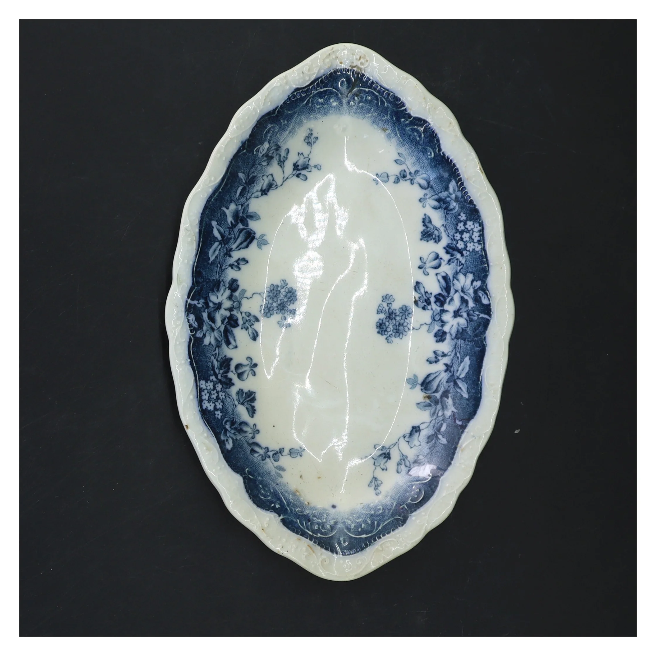 Oval porcelænsfad med blåt blomstermønster fra Clayton (str. 20x13 cm)