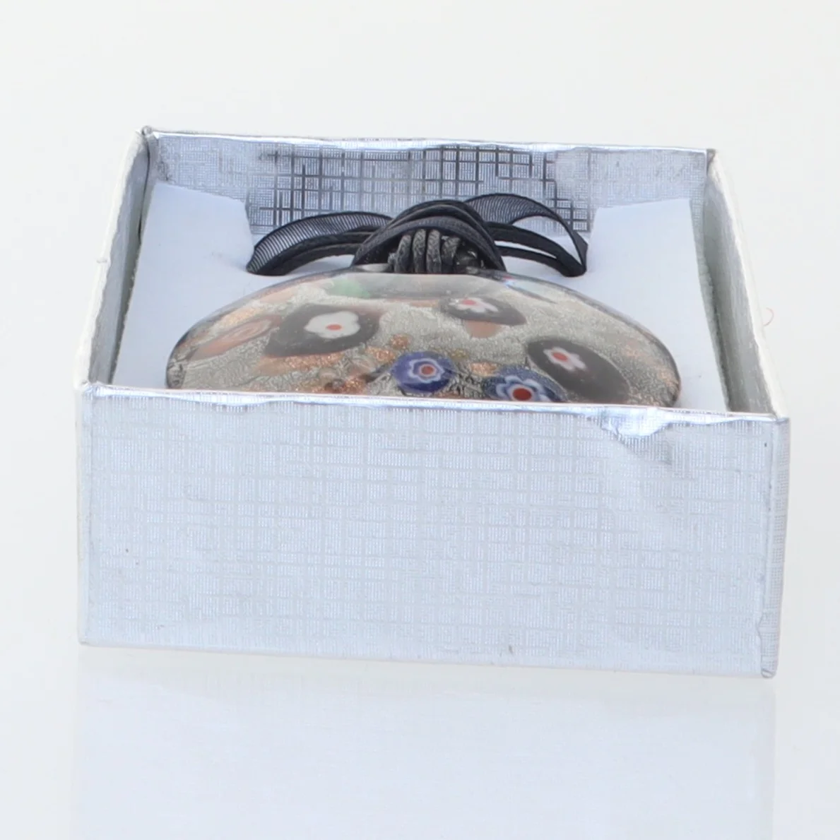 Halskæde med håndlavet italiensk glassmykke (str. Kasse 9 x 6 cm)