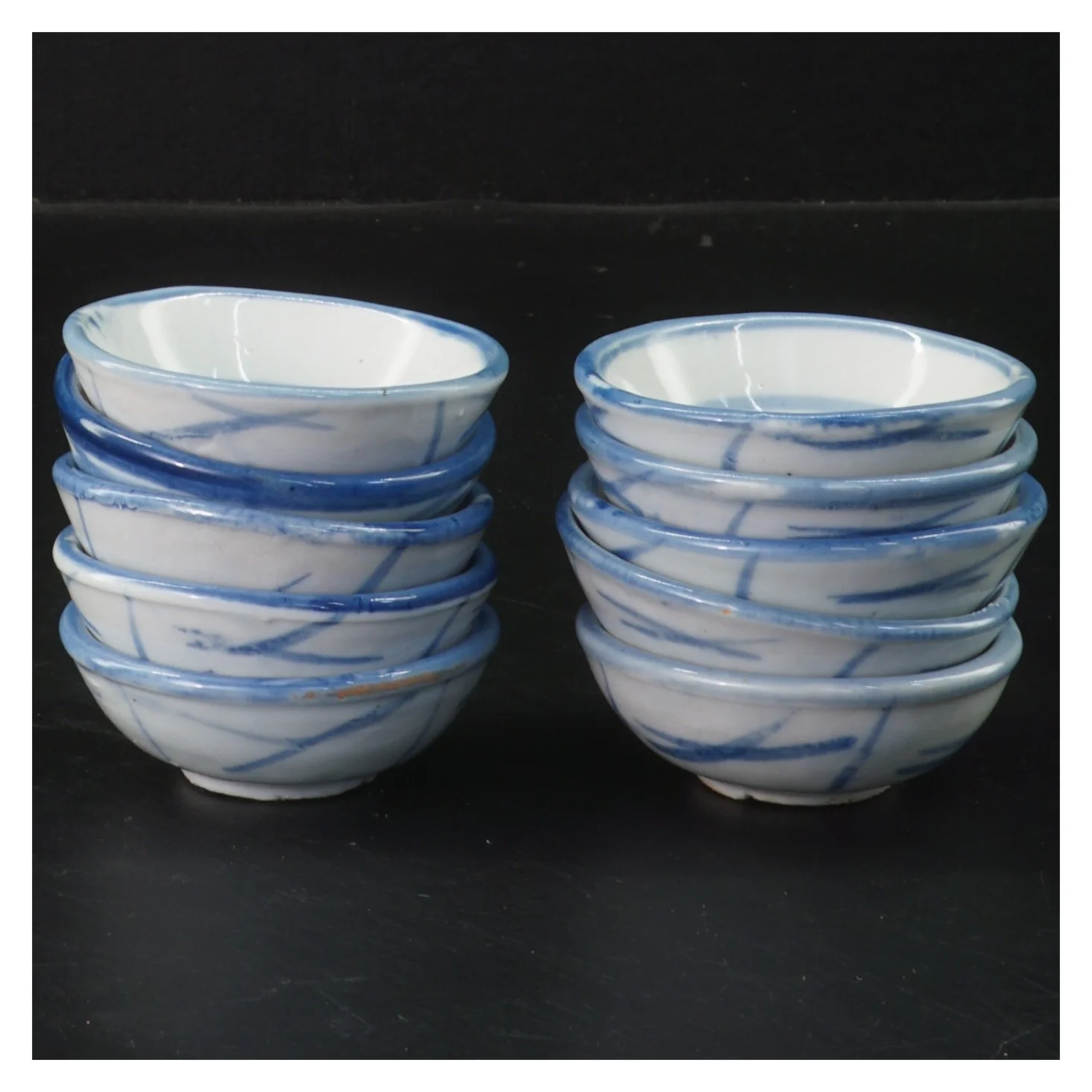 10 sm&aring; sk&aring;le, bl&aring; og hvide til soya, oliven, dip etc.  (str. 7x3 cm, 10 styk cm)