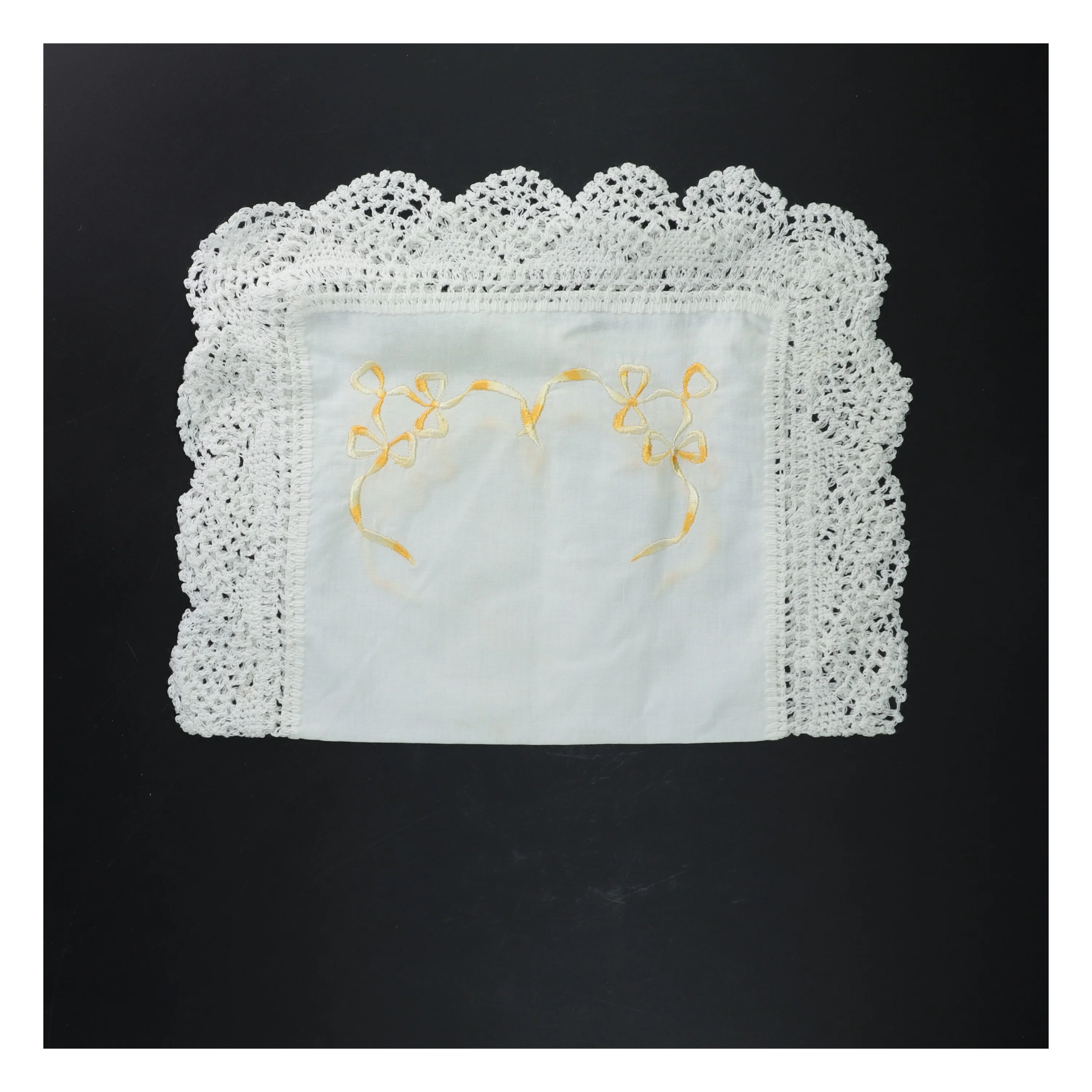 Broderet bordløber med blondekant (str. 33x45 cm)