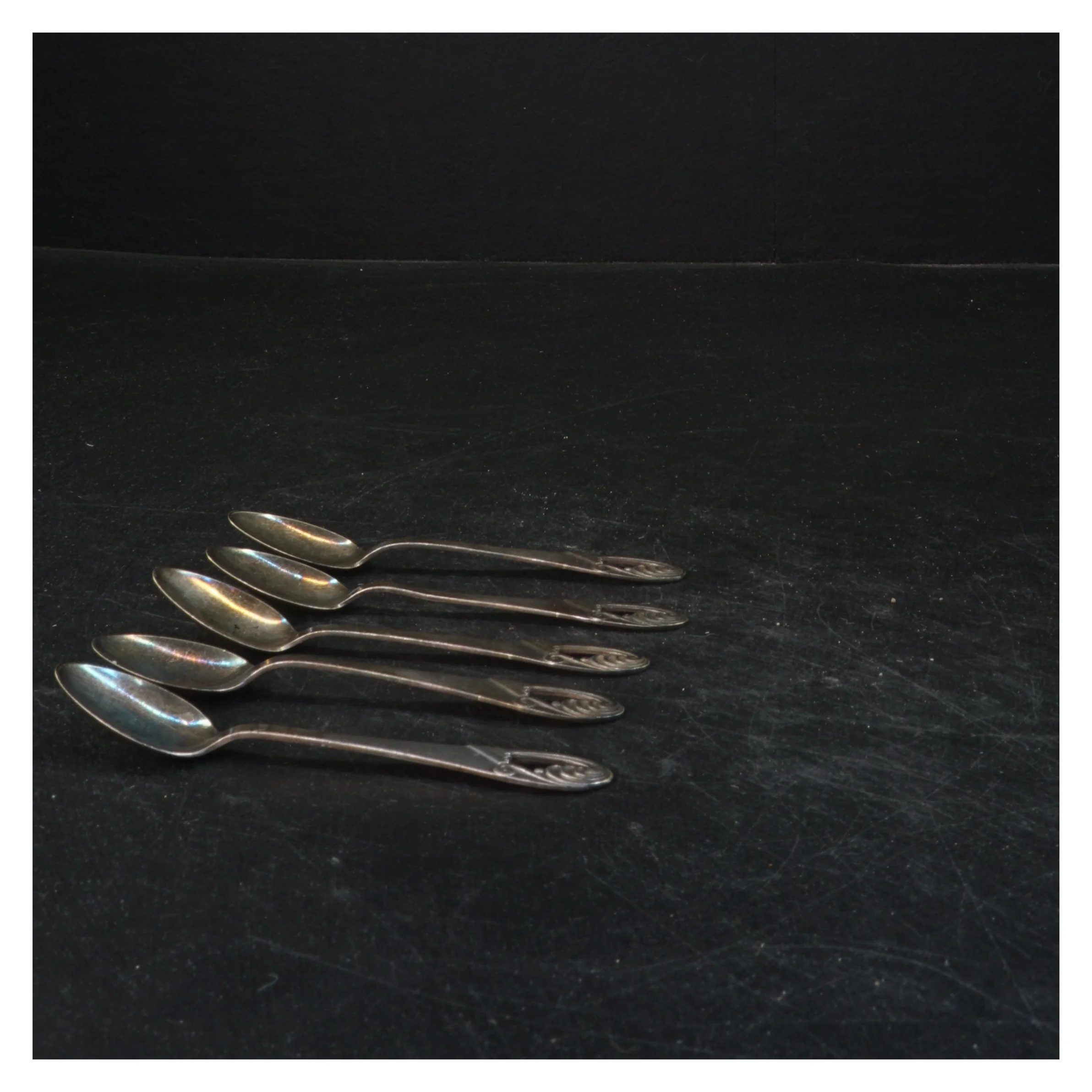 Sæt med fem teskeer (str. 12x2,5 cm)