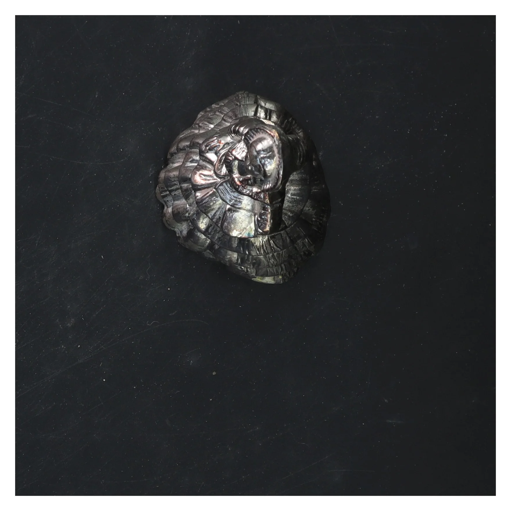 Figur i sølv kjole (str. 11x7 cm)