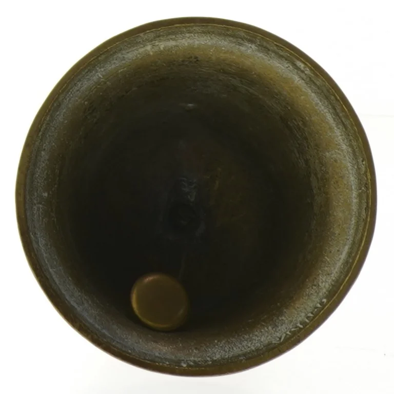 Messingklokke med indgravering (str. 16 cm)