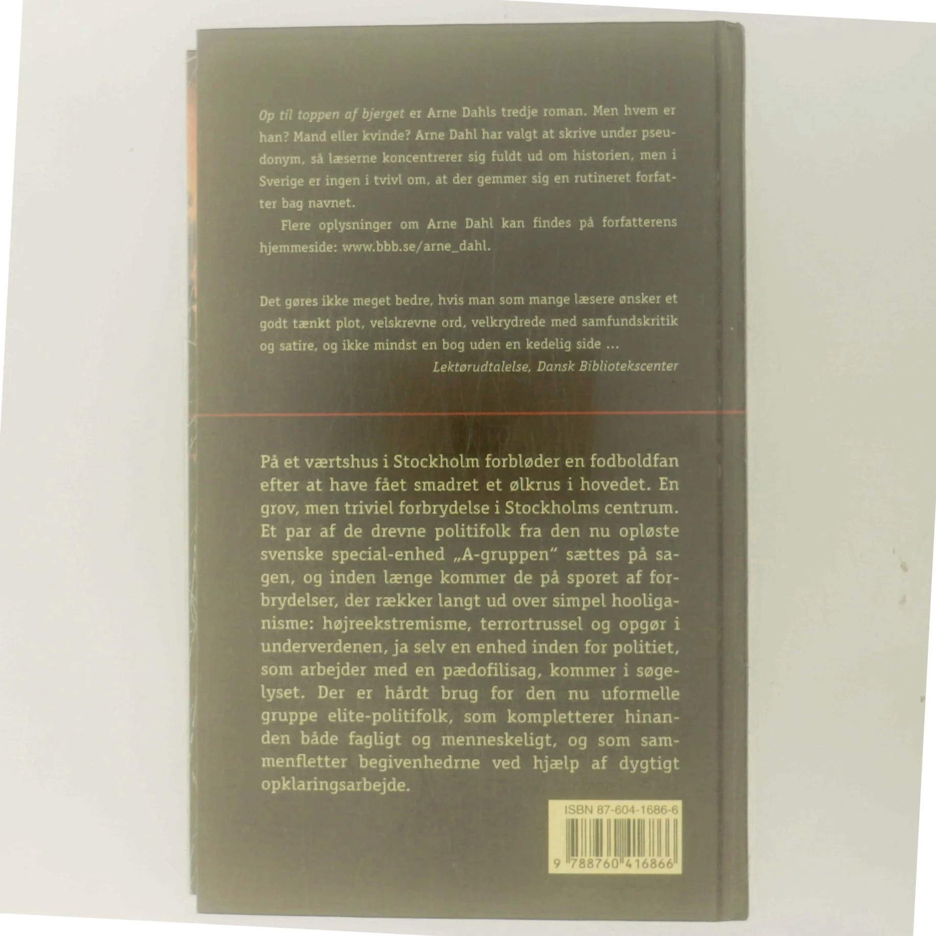 Op til toppen af bjerget : kriminalroman af Arne Dahl (f. 1963) (Bog)