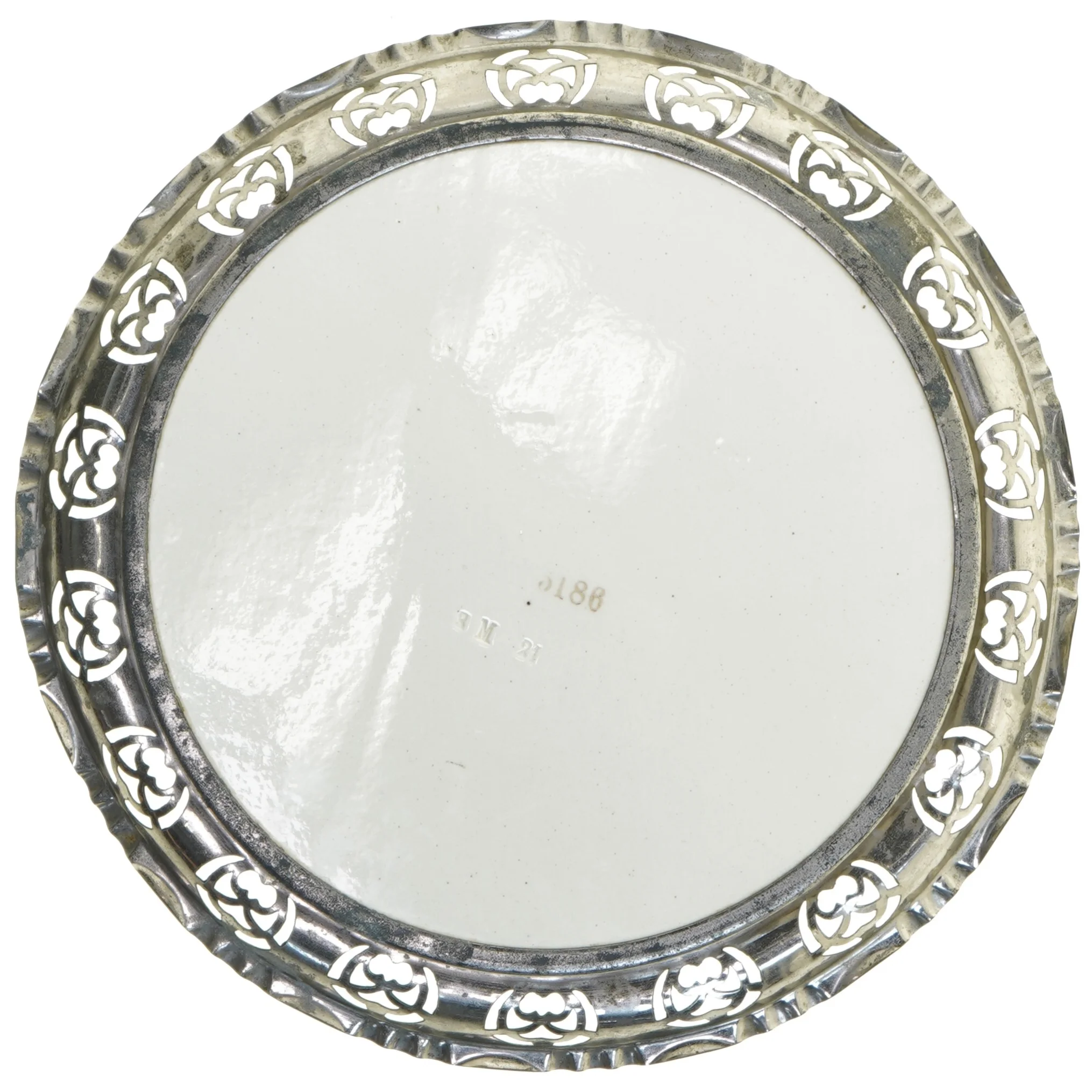 Rundt fad med blomsterdesign (str. Ø 26,5 cm)