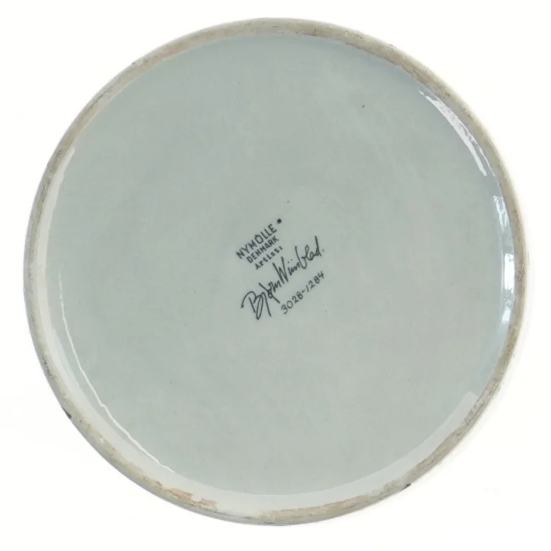 Dekorativ tallerken med kunstnerisk motiv fra Nyølle (str. 15x3 cm)