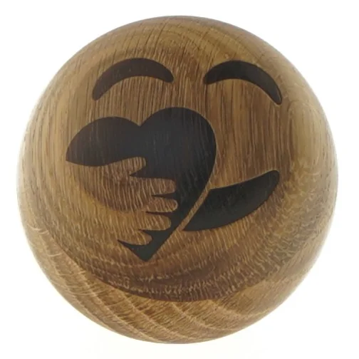 Tr&aelig; kugle med smilemotiv (str. &Oslash; 7 cm)