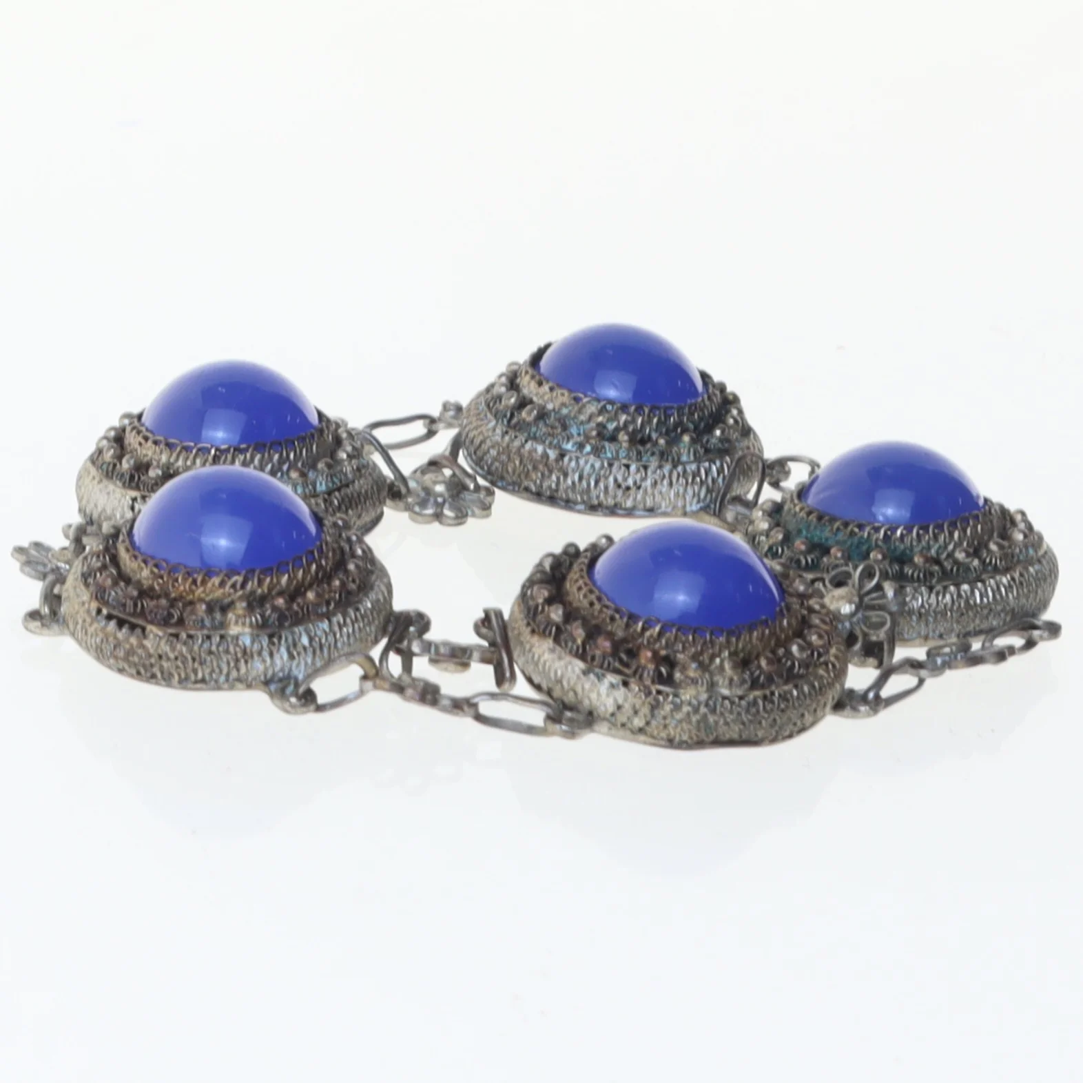 Armbånd med blå sten (str. 6,5 cm)