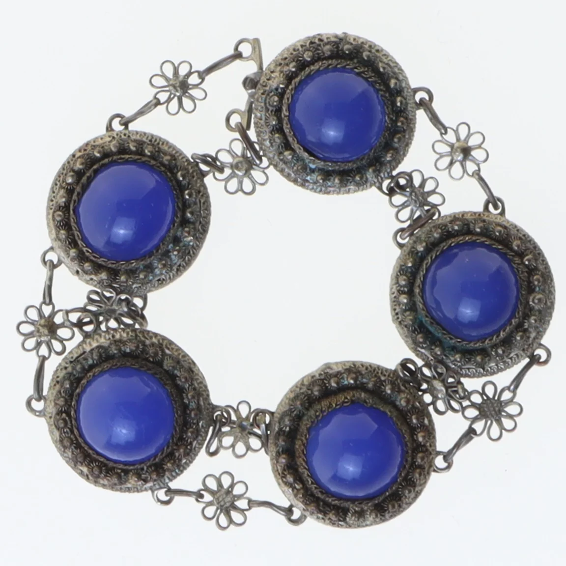 Armbånd med blå sten (str. 6,5 cm)