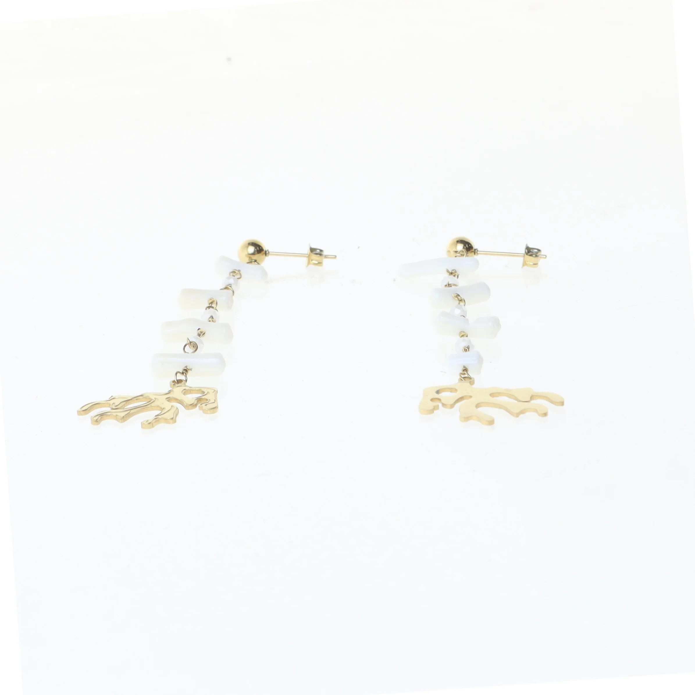 Hængende øreringe med perler og guldvedhæng (str. 8 cm)