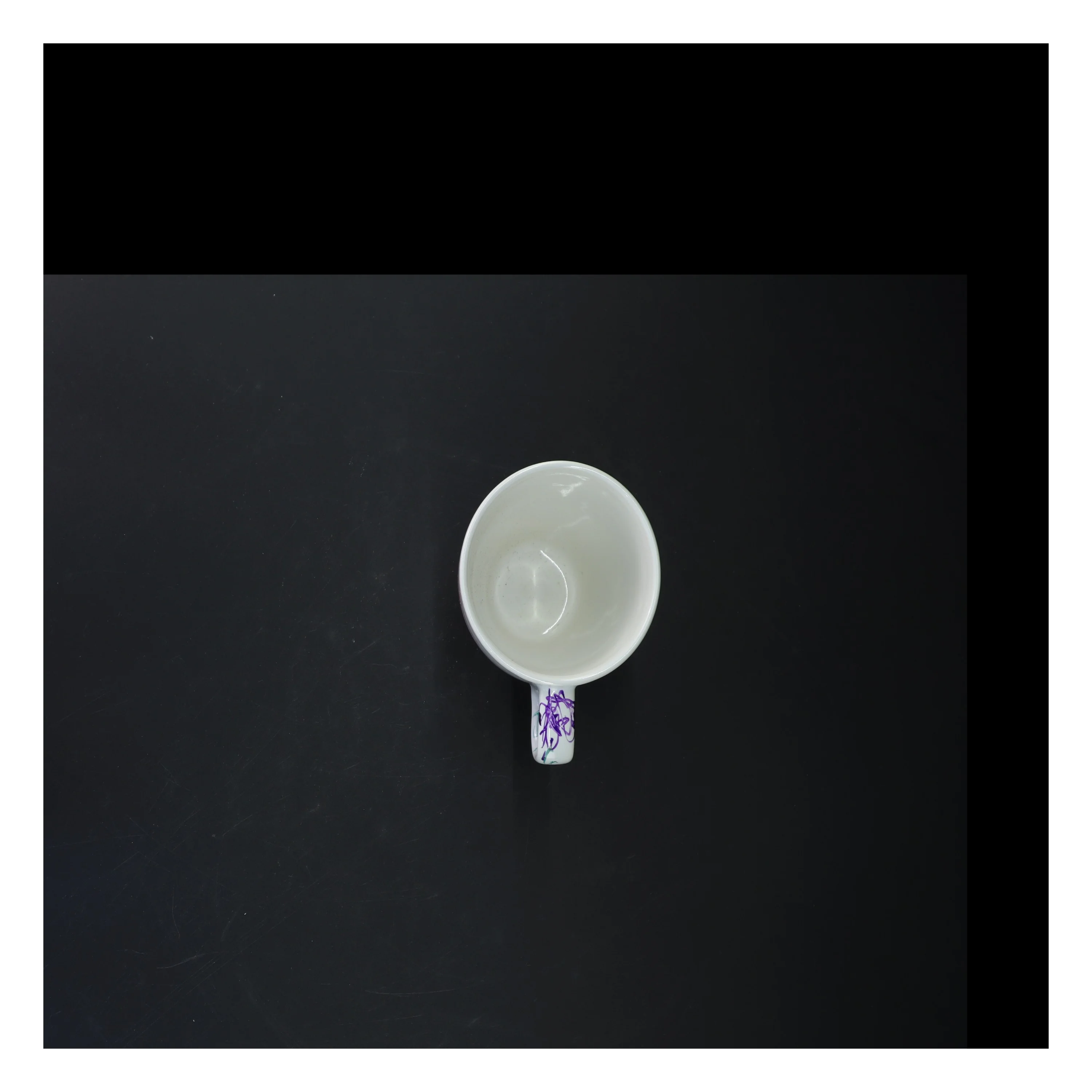 Hvid kop med farverige mønstre (str. 10 cm)