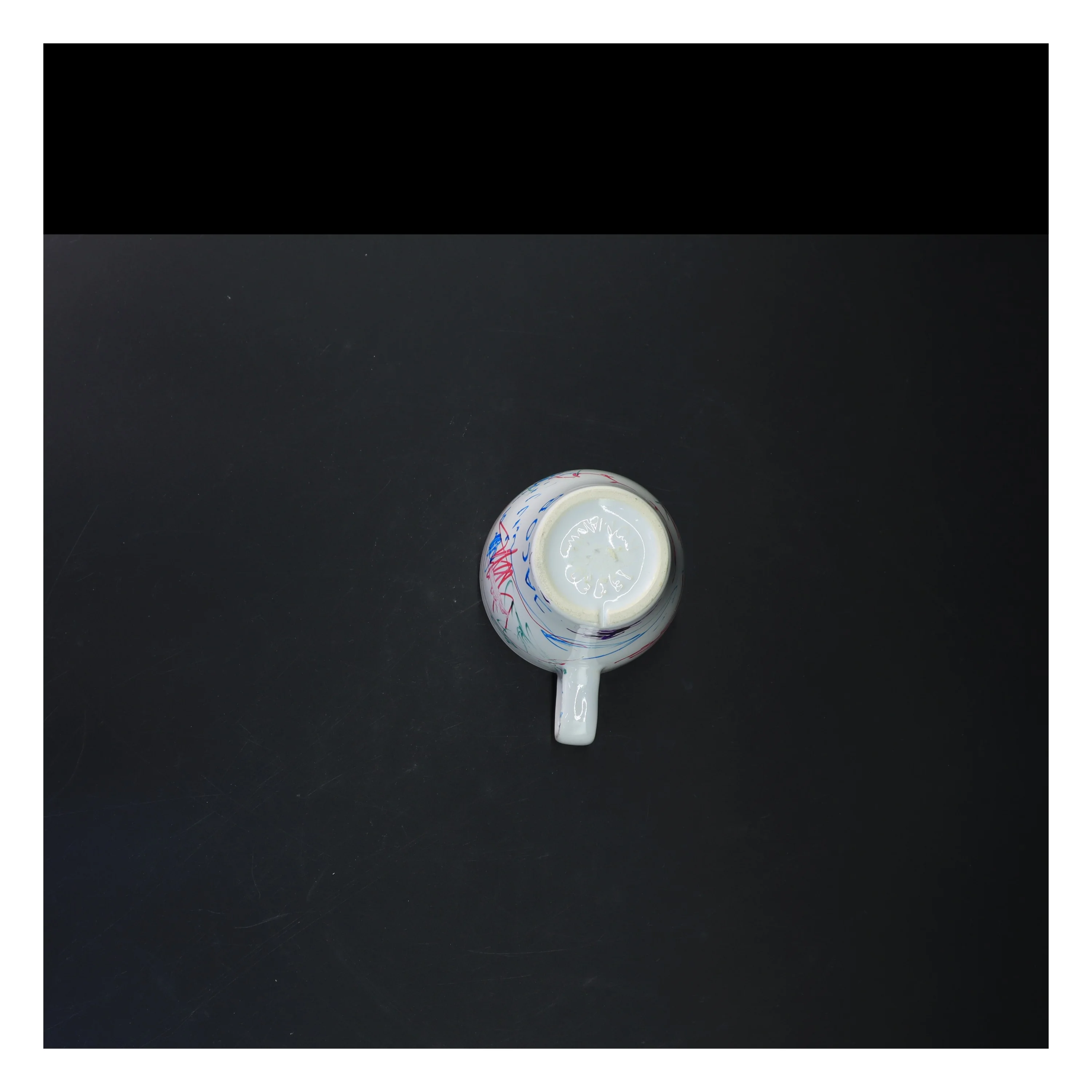 Hvid kop med farverige mønstre (str. 10 cm)