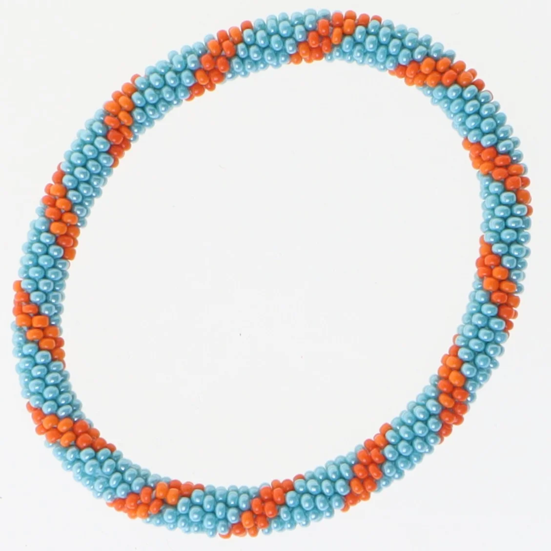 Perlearmbånd i blå og orange (str. Ø 6 cm)