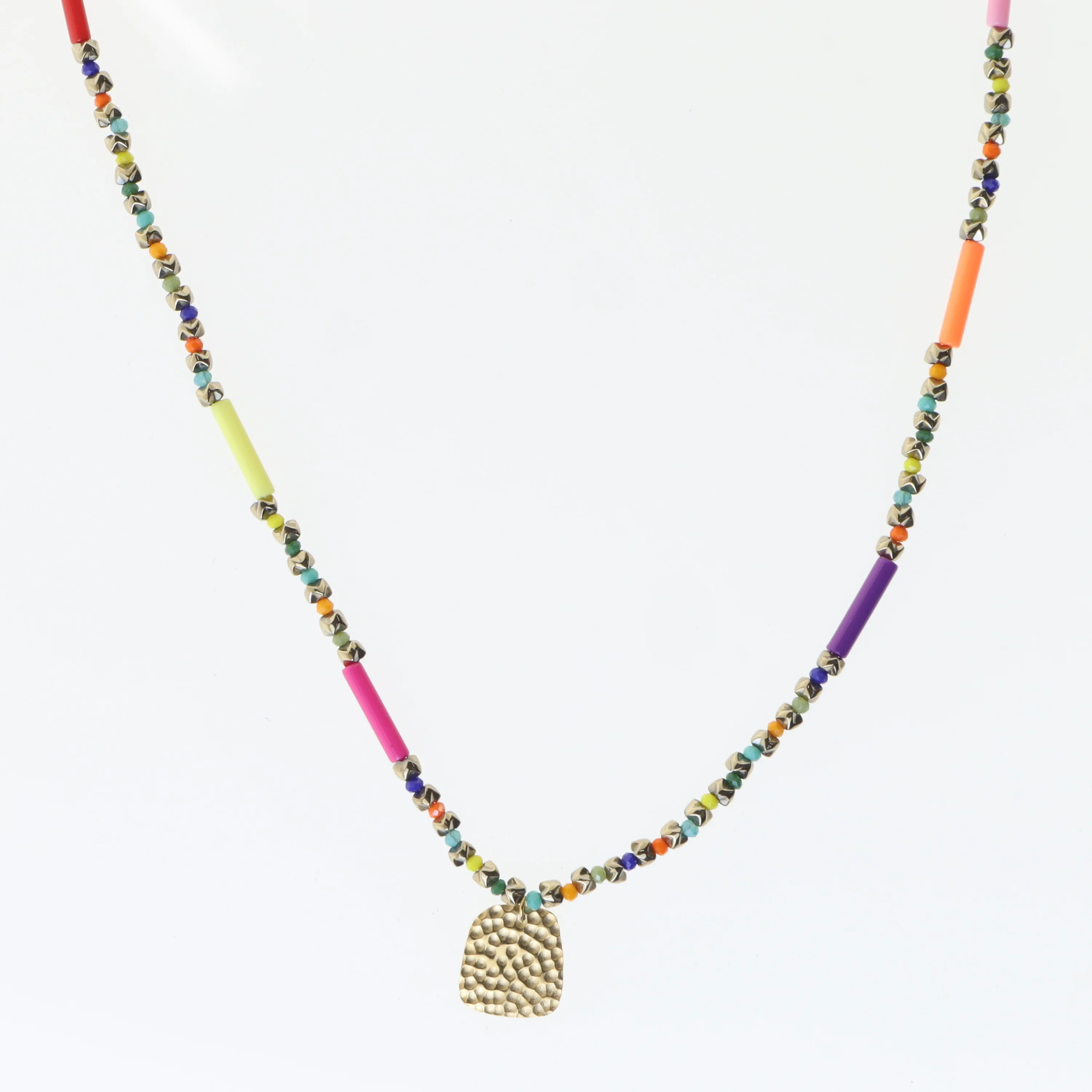 Farverig halskæde med vedhæng (str. 80 cm)