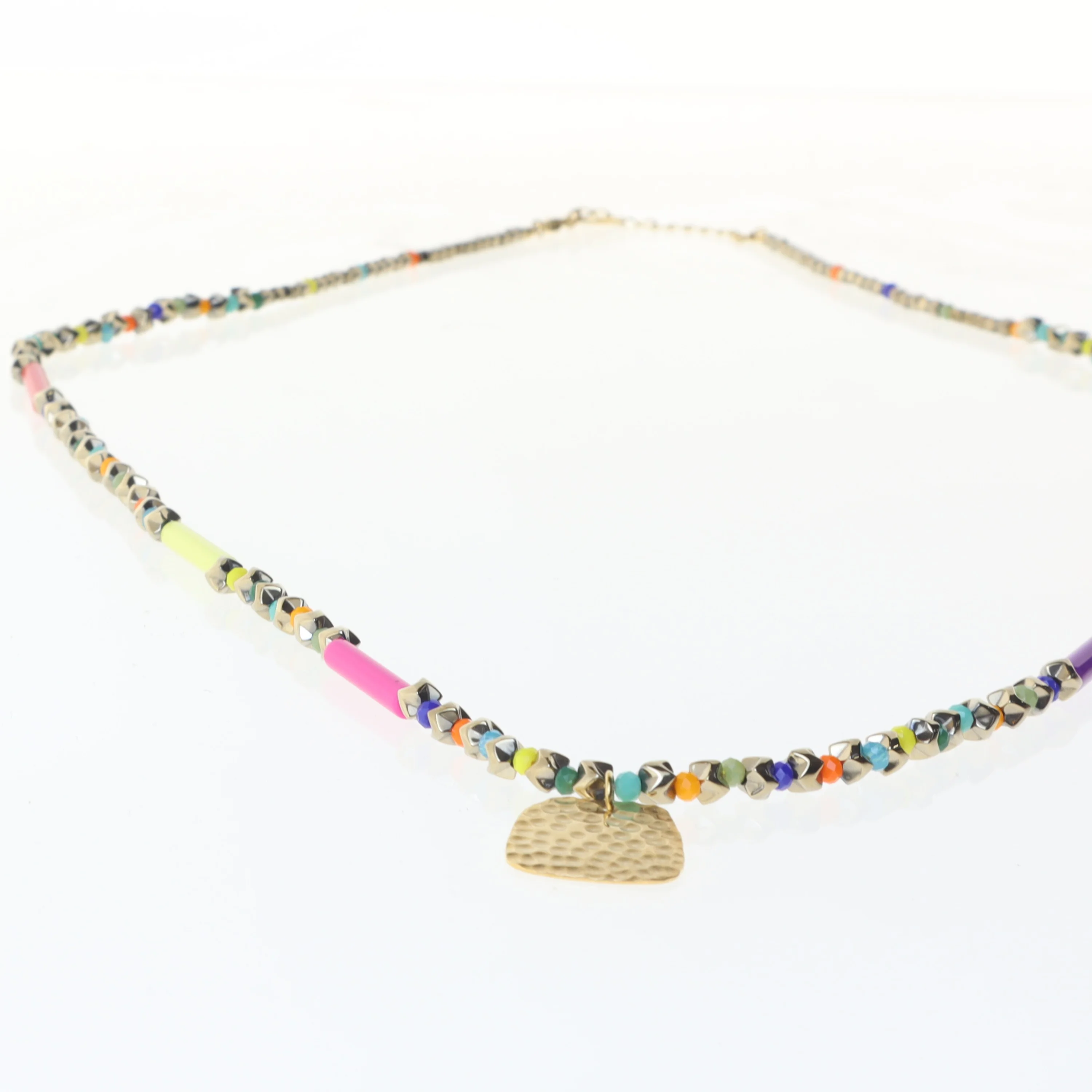 Farverig halskæde med vedhæng (str. 80 cm)