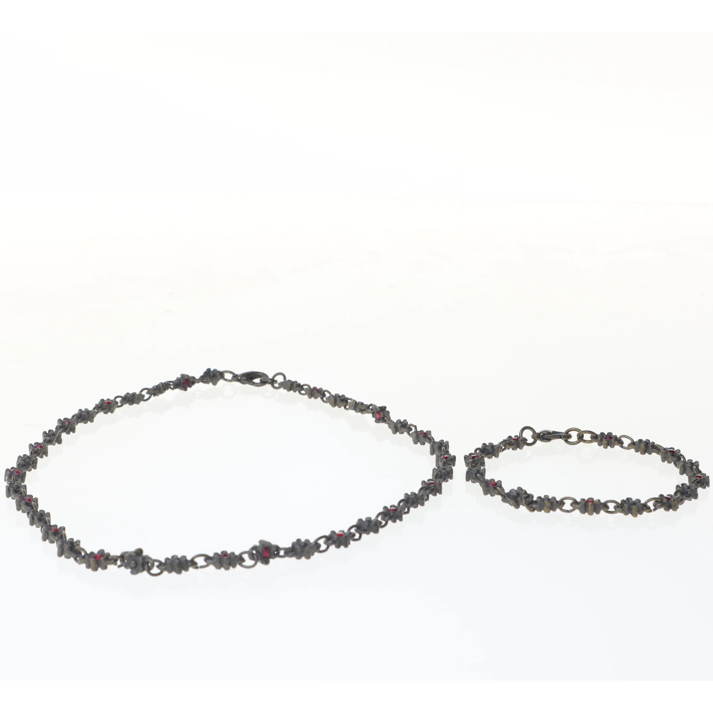 Smykkesæt med rød sten (str. 19 og 43 cm)