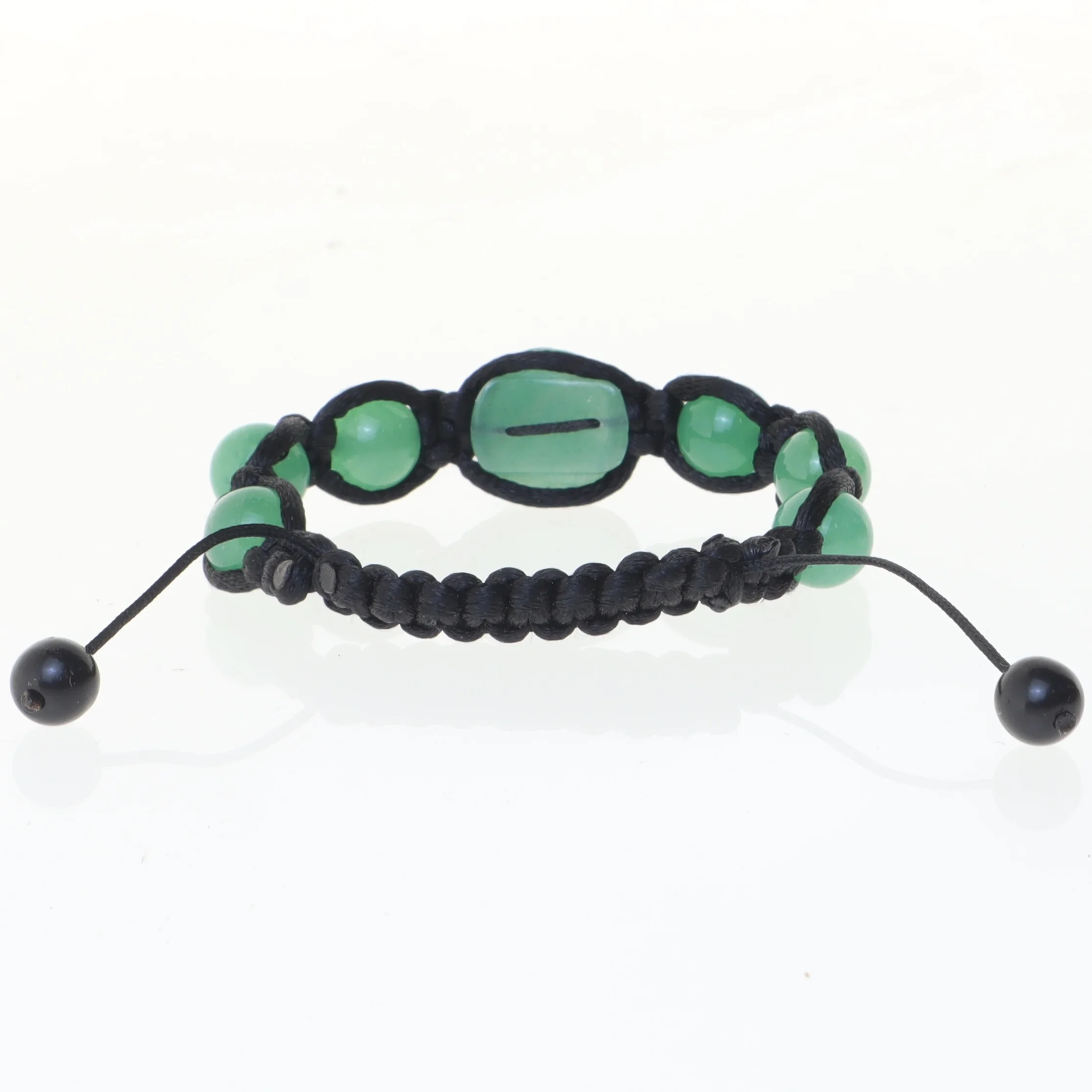 Armbånd med grønne jade sten (str. Ø 6 cm)